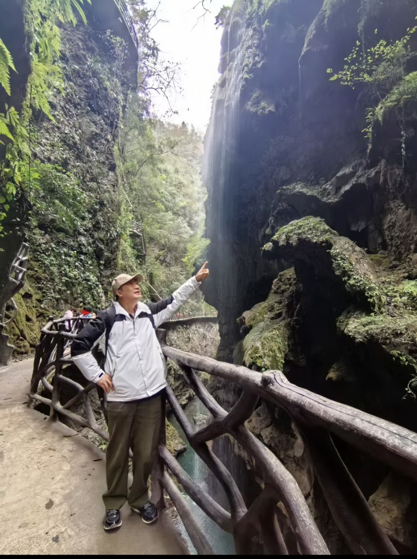 秋季的大理,天空湛蓝,阳光明媚,是一年中比较适合旅游的季节之一。此时,大理的自然风光也格外漂亮,稻田金黄,麦浪飘香,枫叶染