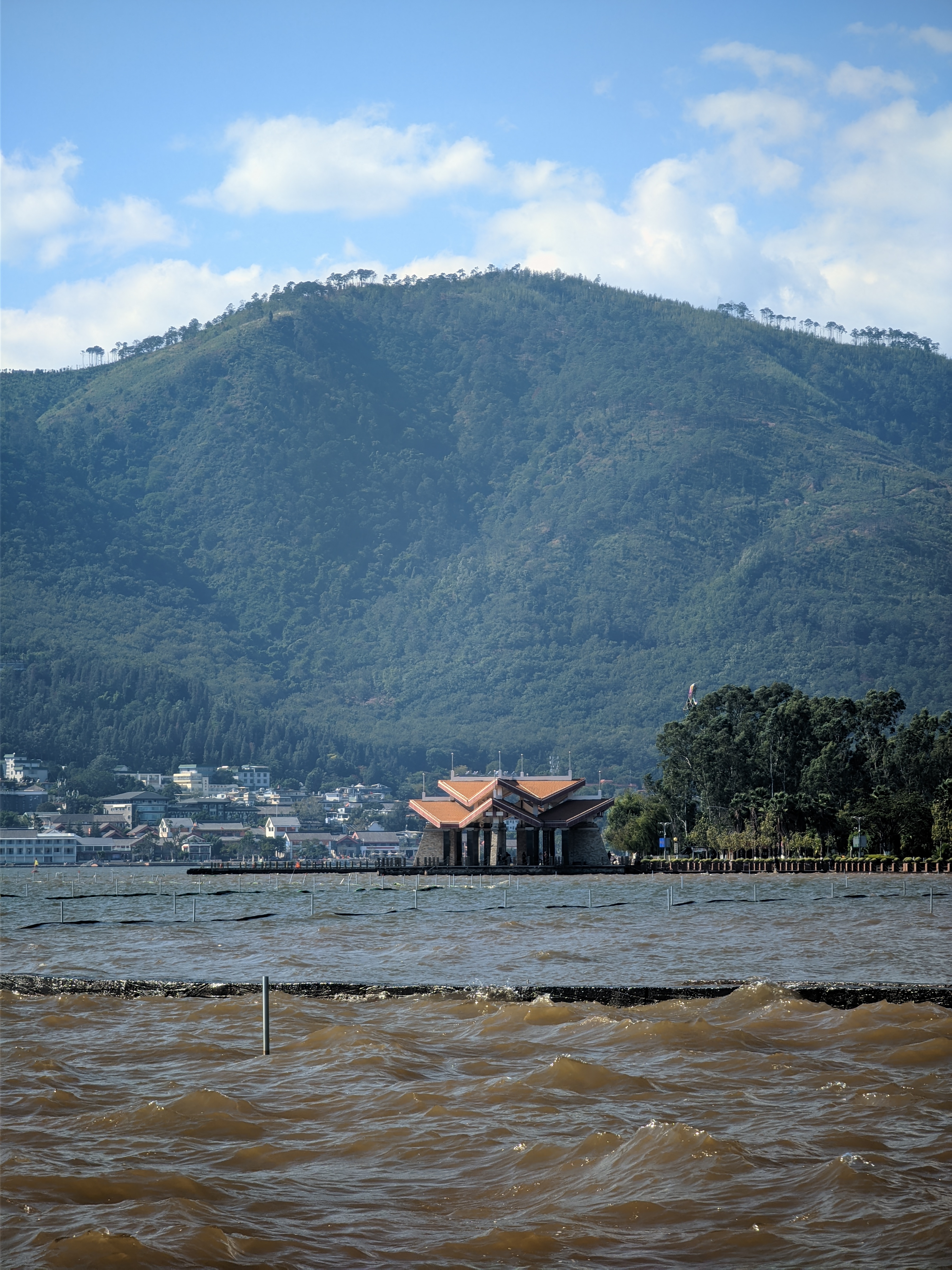 西昌邛海：落日余晖中的浪漫之旅