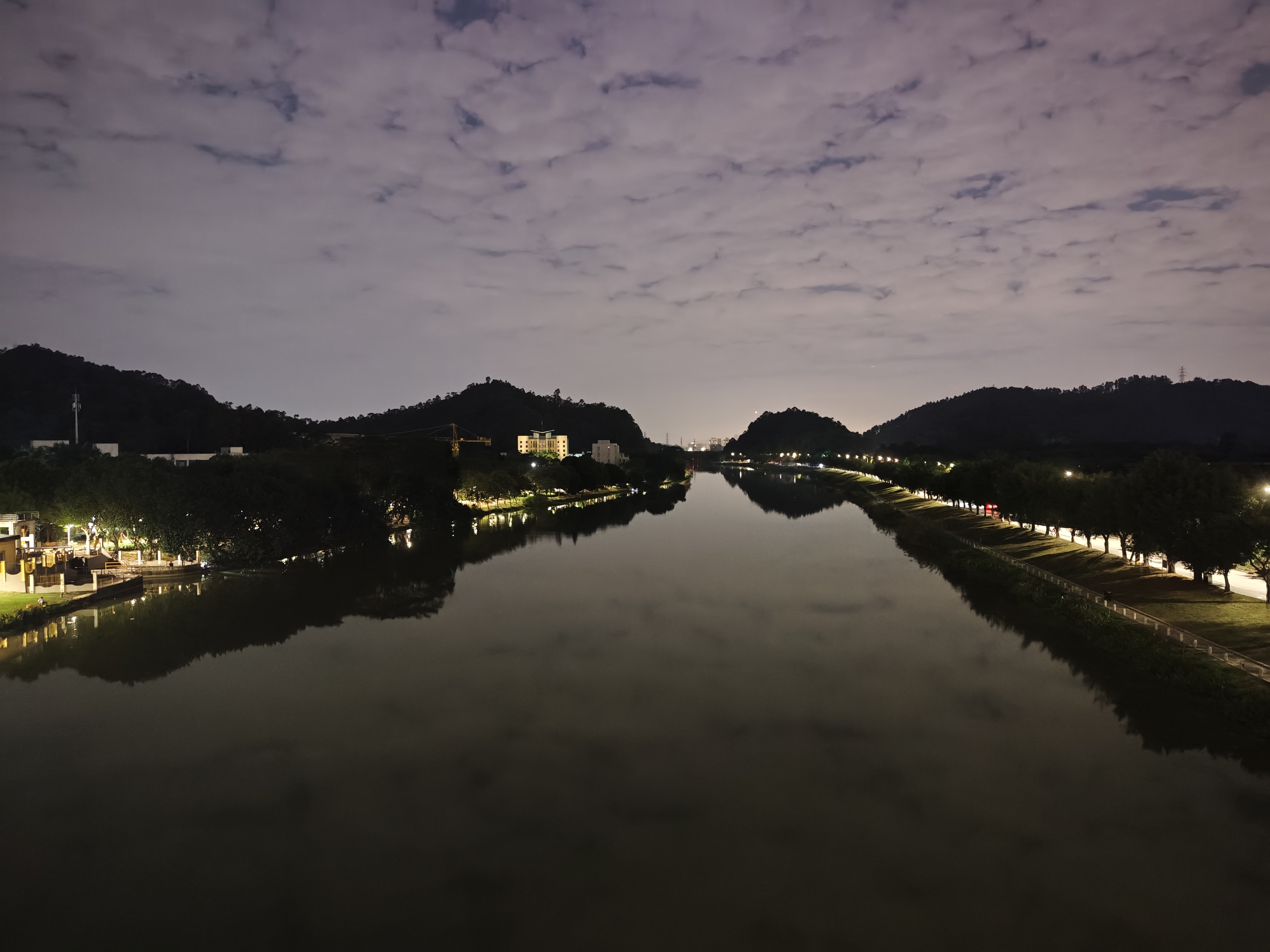 番禺沙湾早吃游记清晨漫步番禺沙湾，古镇韵味十足。早餐最佳选择古镇喜院，品尝番禺地道美味。鲮鱼滑鲜滑入口，莲藕煎饼酥脆可口