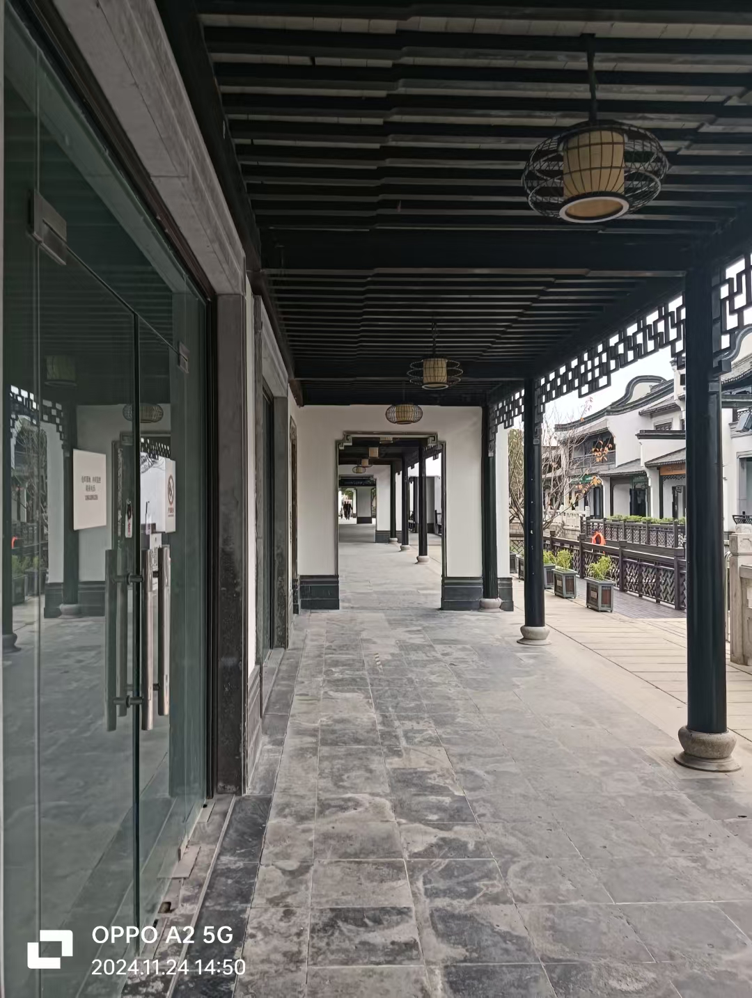凤凰城总建筑面积约15万平米,分别是:精装酒店式单身公寓和大型购物中心、2万方特点商业街、私家排屋、休闲生态广场为一体