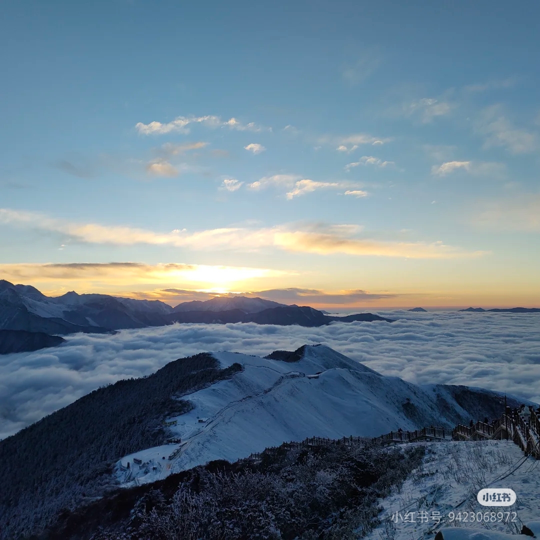 达瓦扎更看云海看雪山