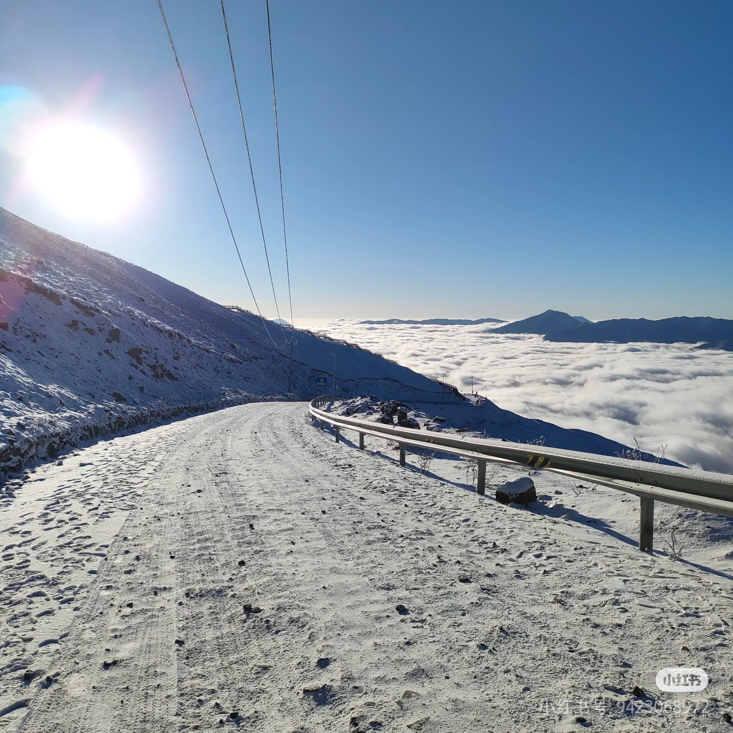 达瓦扎更看云海看雪山