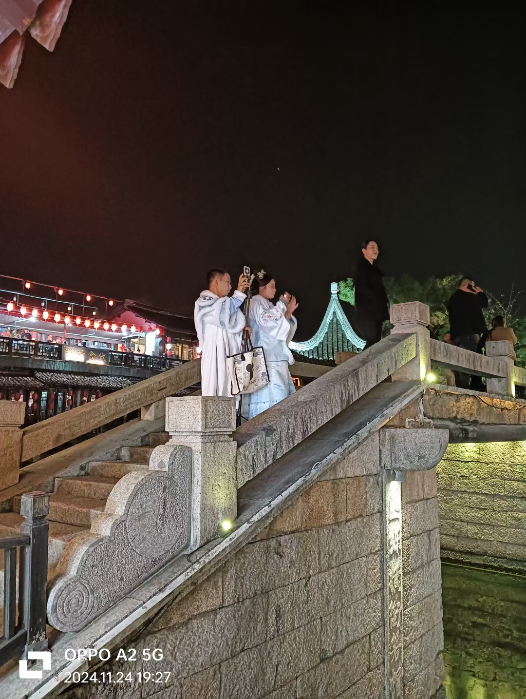 凤凰城总建筑面积约15万平米,分别是:精装酒店式单身公寓和大型购物中心、2万方特点商业街、私家排屋、休闲生态广场为一体