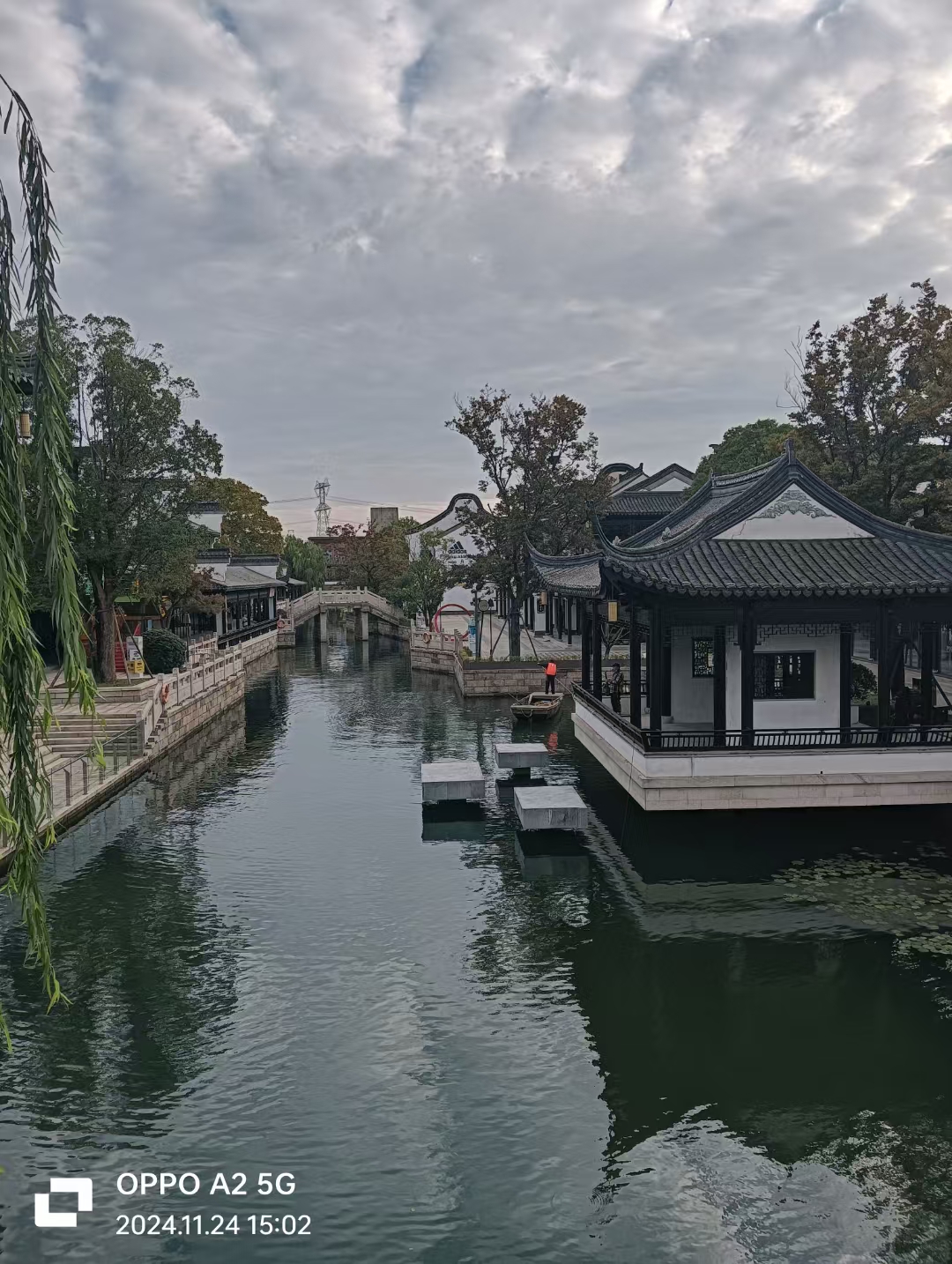 凤凰城总建筑面积约15万平米,分别是:精装酒店式单身公寓和大型购物中心、2万方特点商业街、私家排屋、休闲生态广场为一体