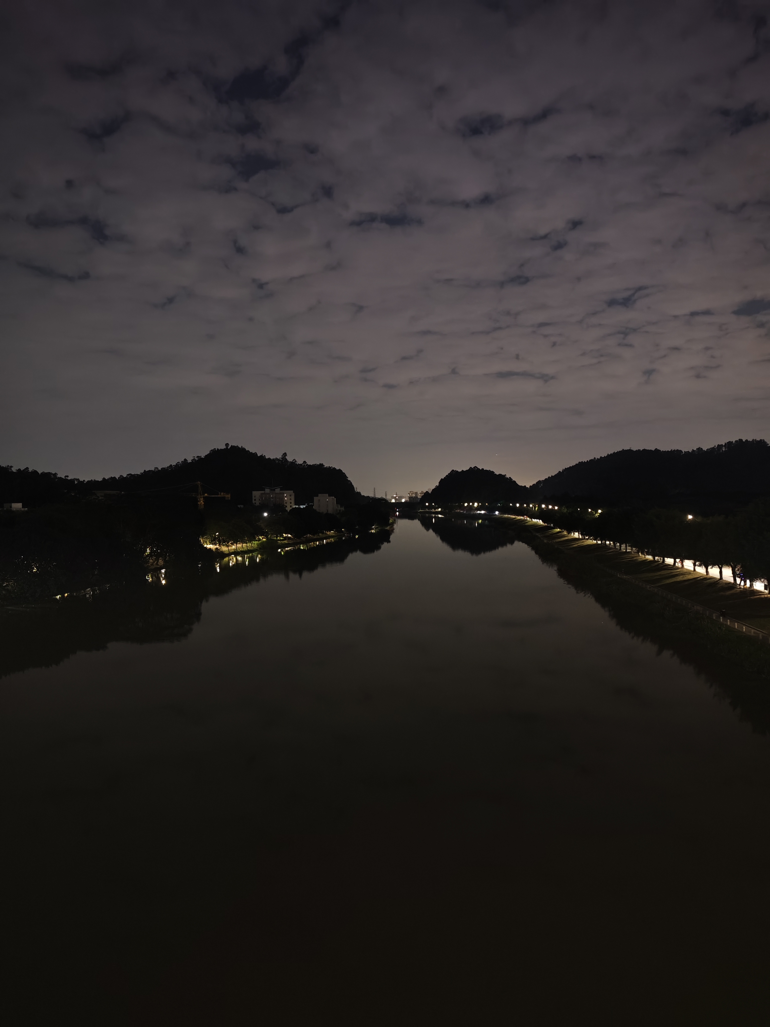 夜幕低垂,华灯初上,我一个人站在一百五十字桥边,赏析着河岸的迷人夜景。灯光璀璨,倒映在河面上,波光粼粼,宛如星河落入凡间。