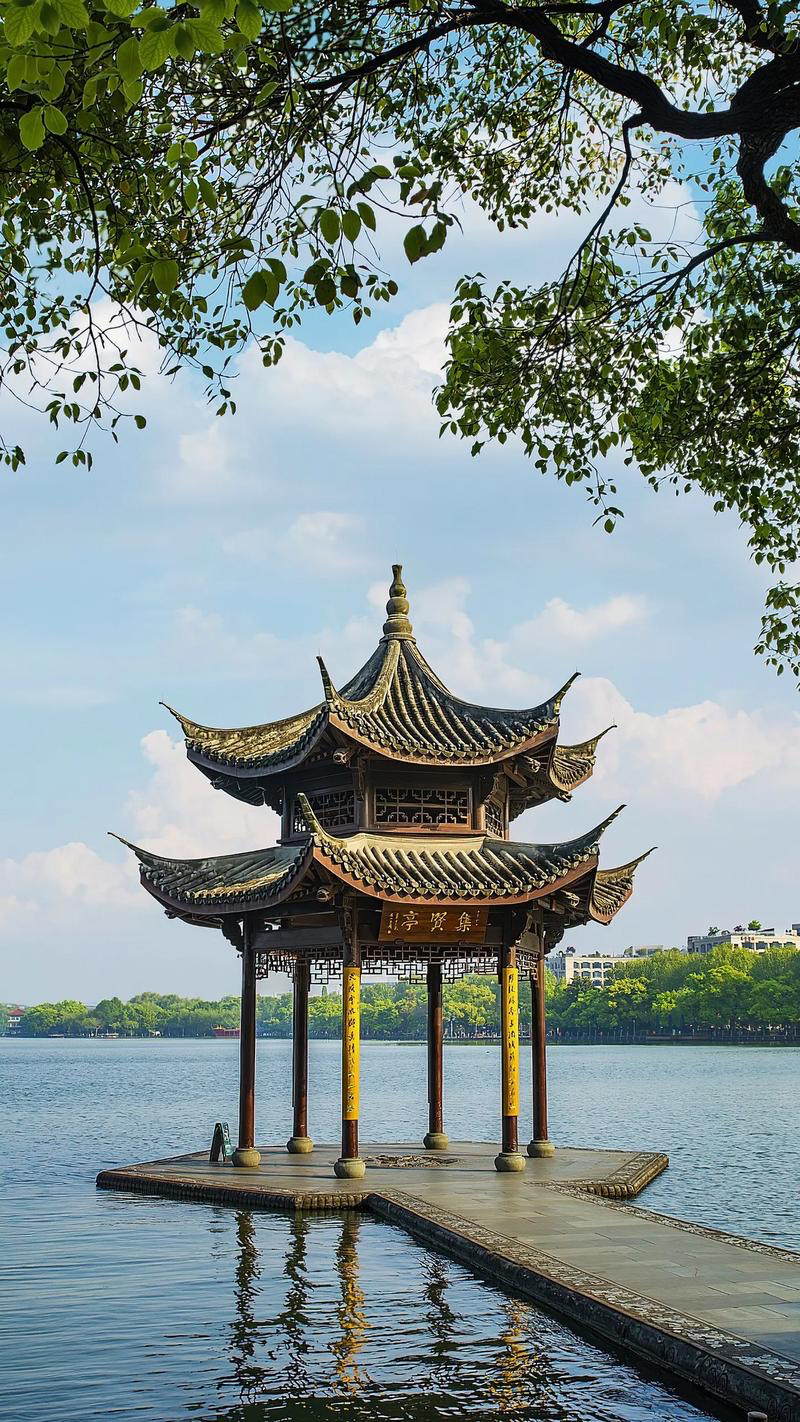 《杭州西湖游记》一直听闻杭州西湖有着独一无二的美，终于寻得机会前去一探到底。踏入西湖景区，第一映入眼帘的便是那