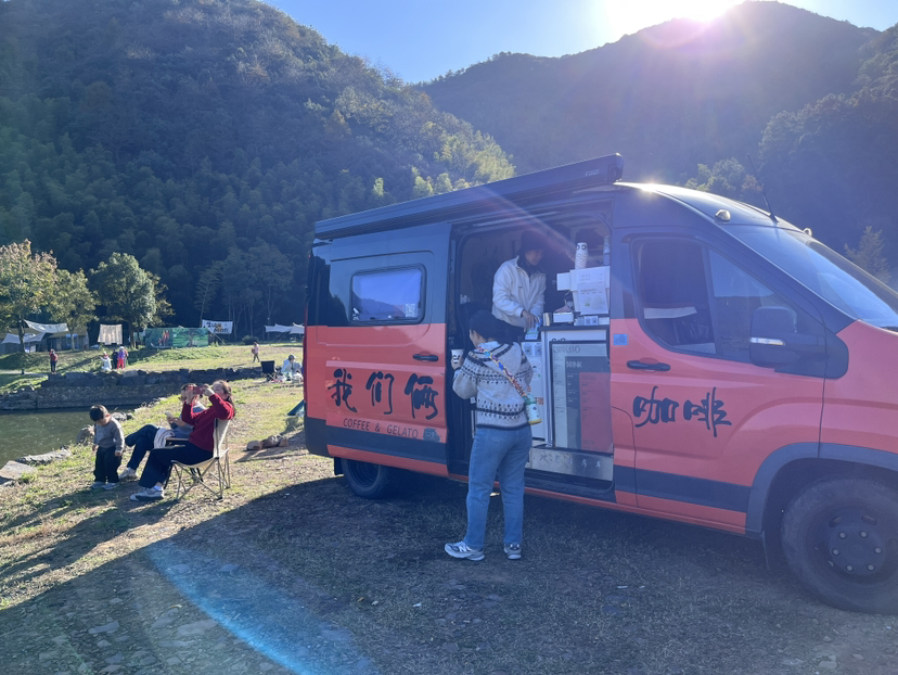 赏十里银杏 感岁月流转