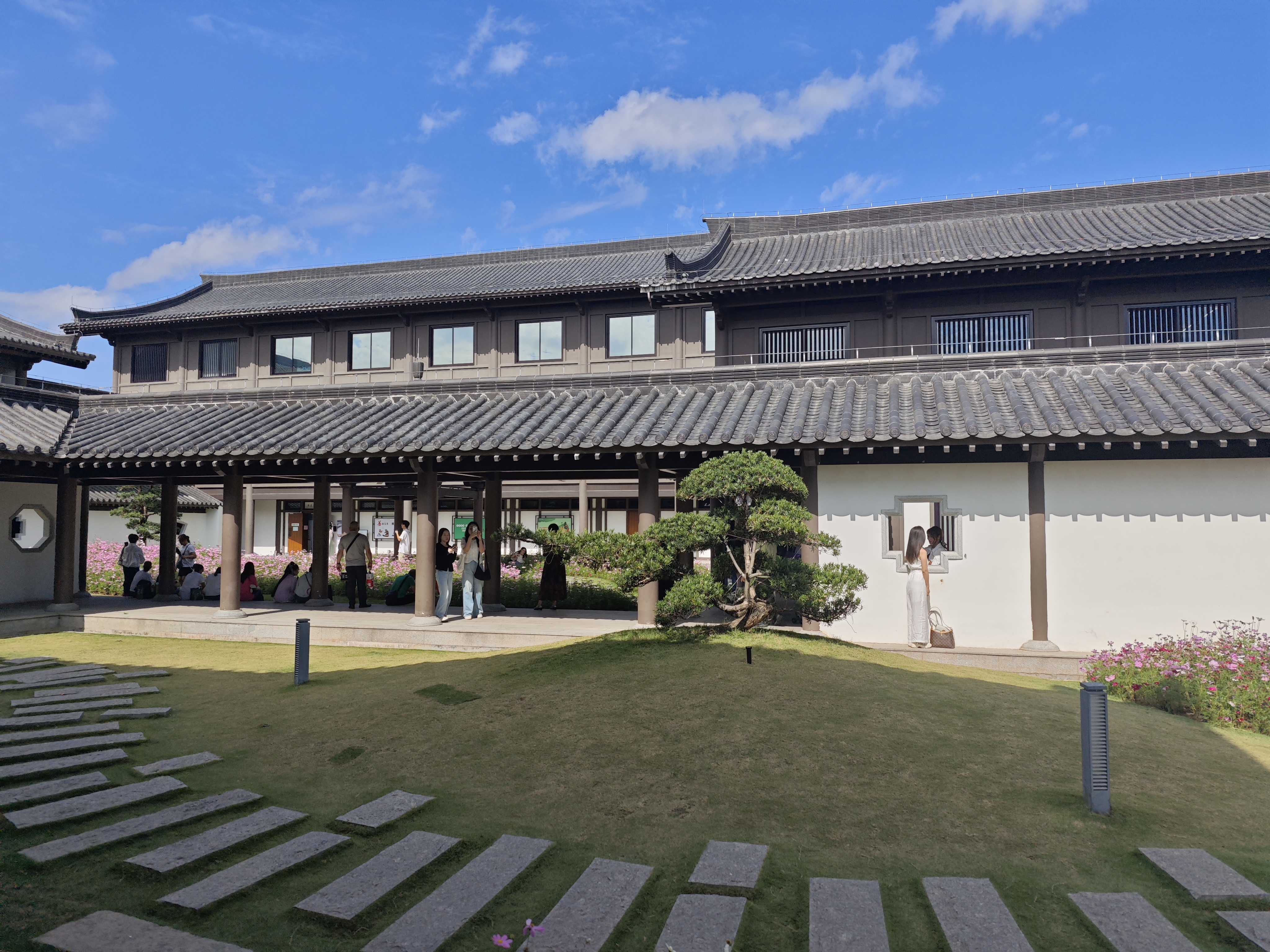 广州文化馆游记漫步在广州文化馆,仿佛穿越历史长河。古色古香的建筑,诉说着岭南文化的韵味。馆内展览丰富多彩,叫人目不暇