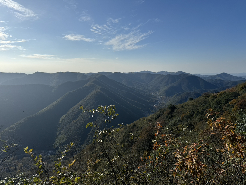 风景特点：风景绝佳，竹林萦绕山路有趣。有瀑布、石洞，可玩水、走野路、进洞“探险”，拍照非常出片 。