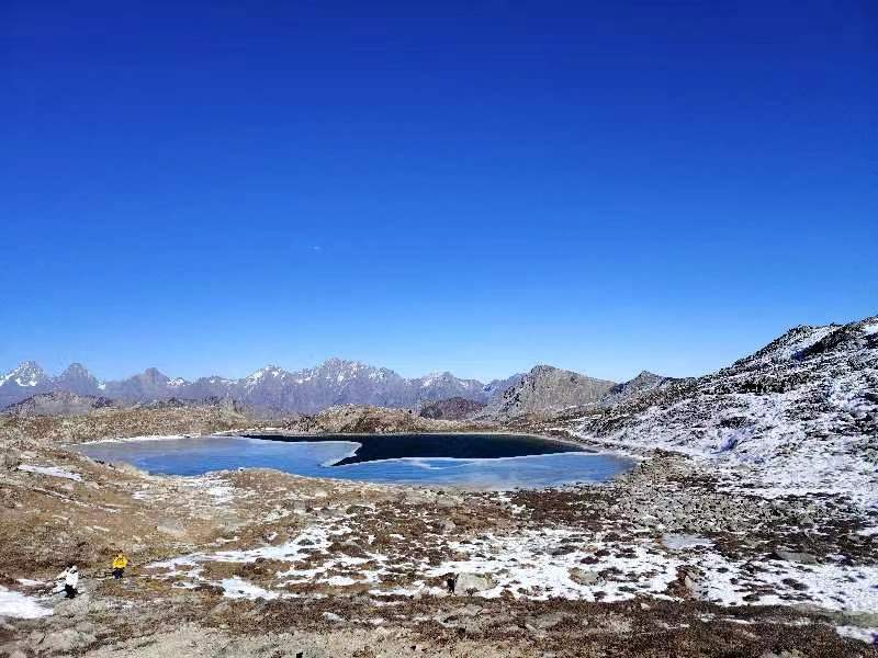 野马海子雪山巍峨耸立，圣洁的银辉洒落。海子如大地之眸，澄澈湛蓝，倒映着雪山的壮观秀丽。山与海相依，共绘出世间至美的高原画卷。