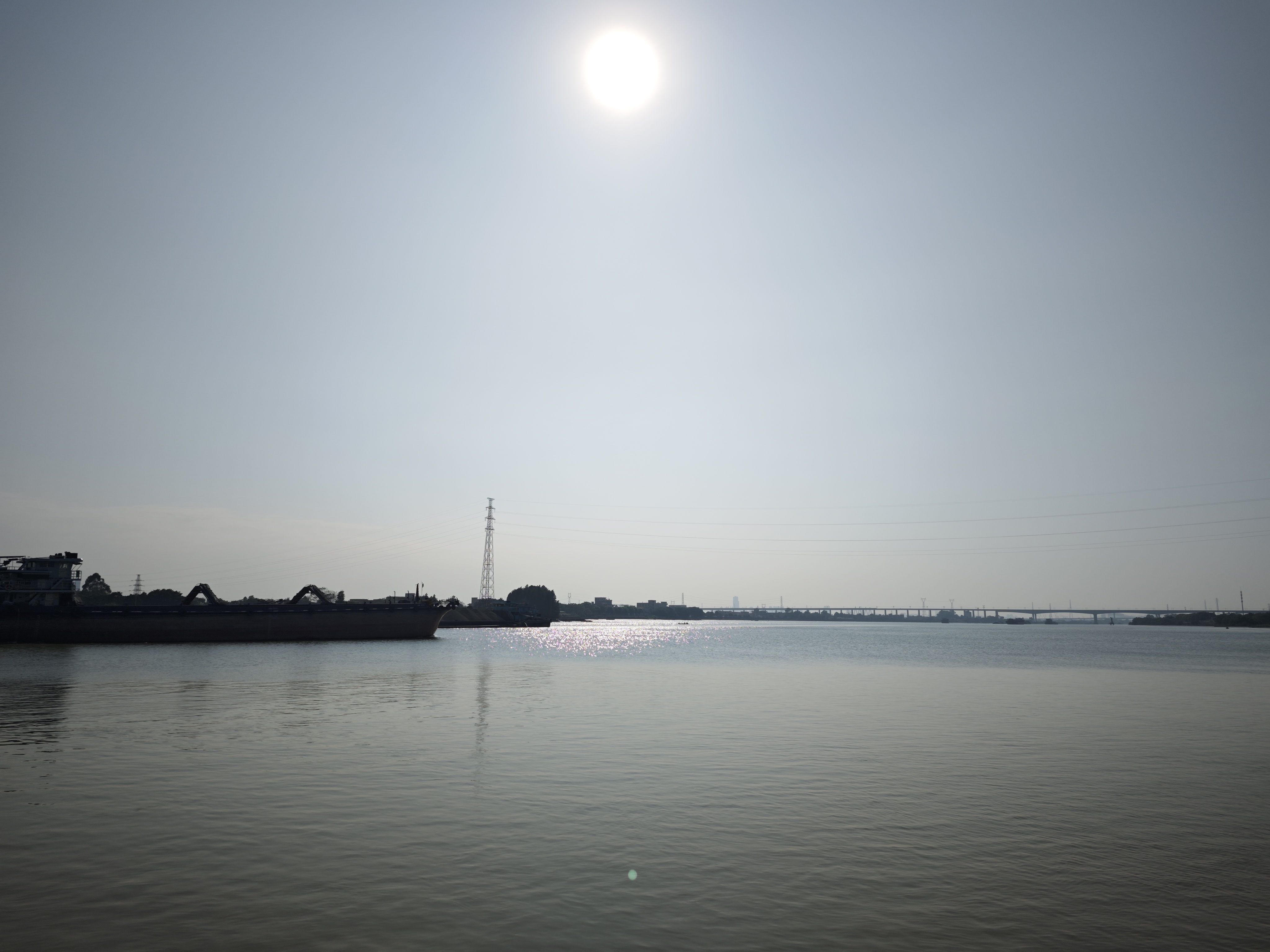 河边游记今日来到河边,见一艘运沙船缓缓驶来。船身庞大,满载黄沙,河水因它而泛起层层波澜。船行渐近,轰鸣声愈发响亮,仿