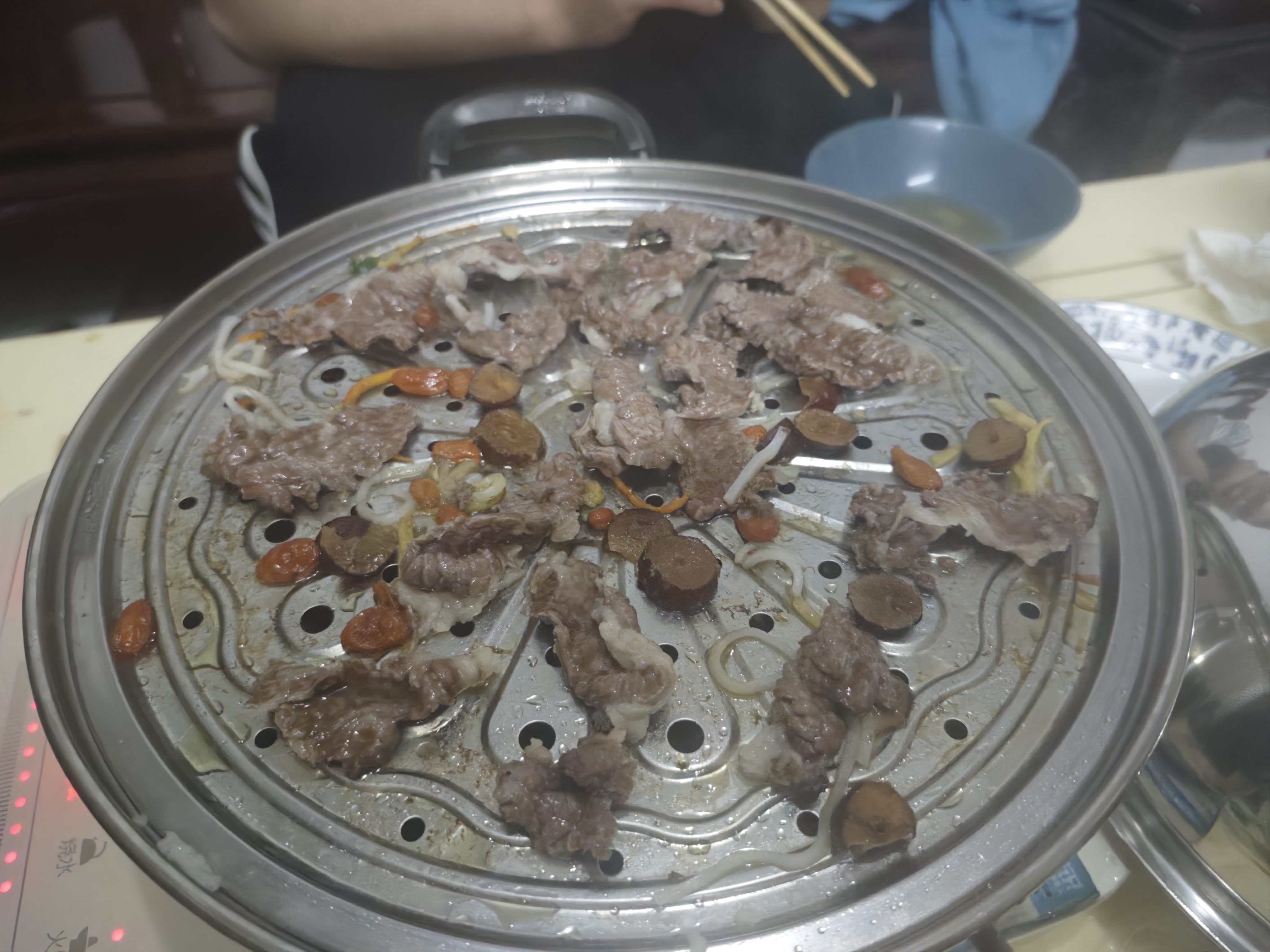 溜溜达达找吃的。