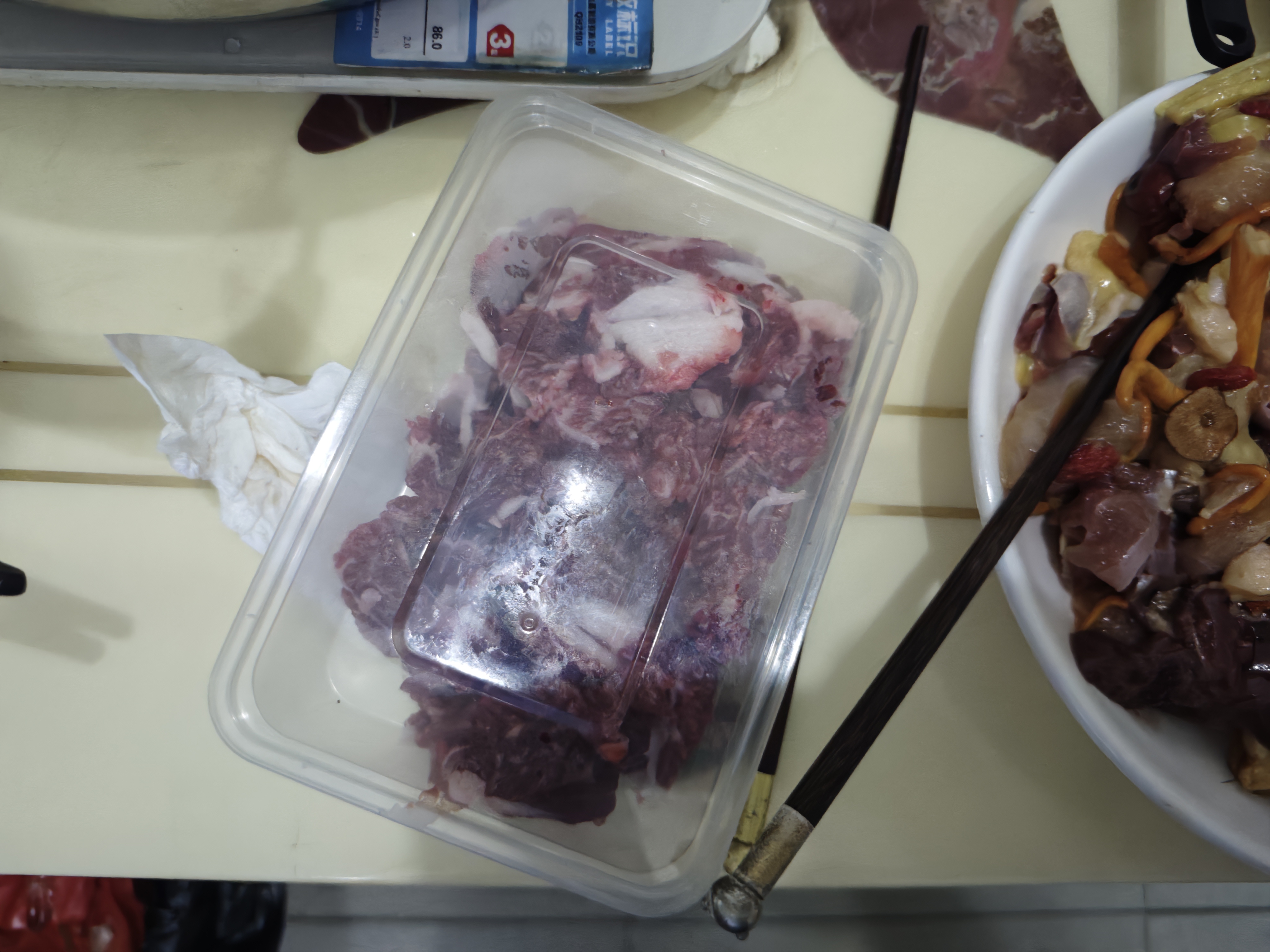 溜溜达达找吃的。