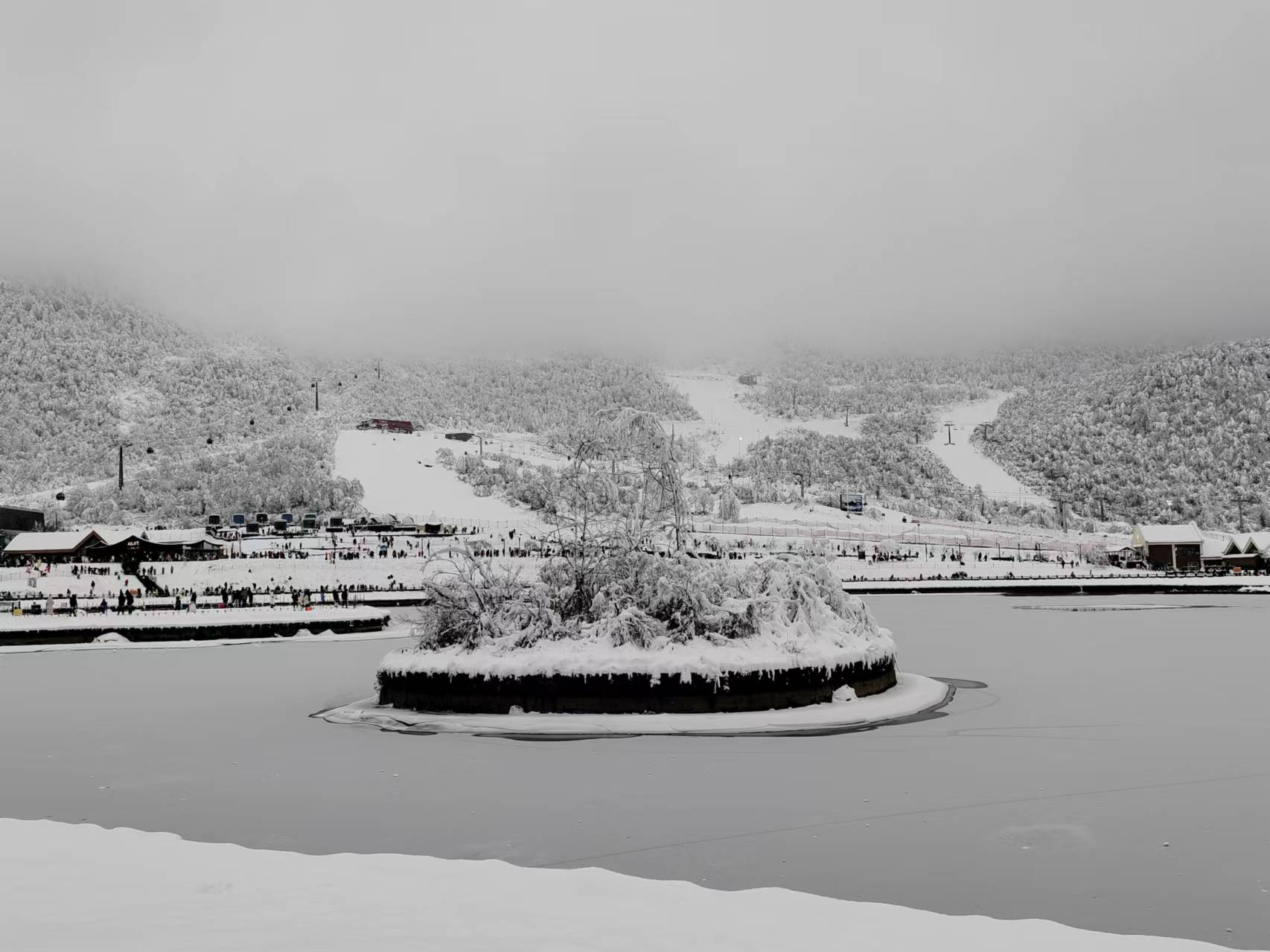 西岭雪山下雪了