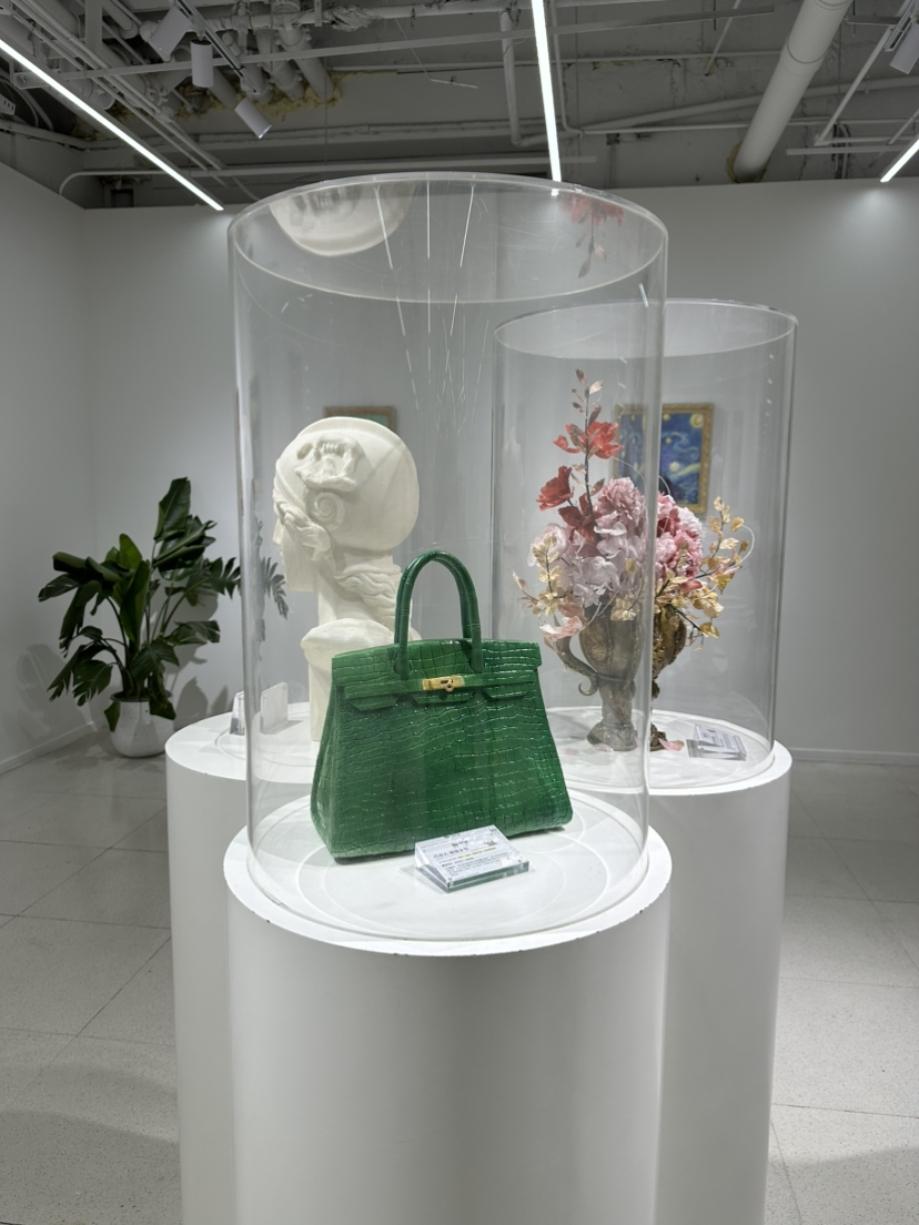 上海豫园巧克力博物馆的特点展品多姿多彩,以下是一些主要的展示类型多样:这里还有用巧克力制作的仿真包包、鞋子、首饰盒,等等