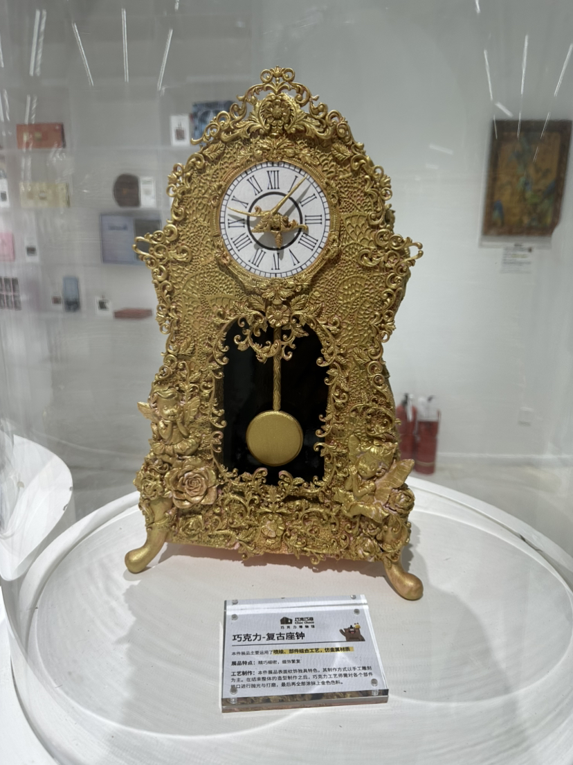 上海豫园巧克力博物馆的特点展品多姿多彩,以下是一些主要的展示类型多样:这里还有用巧克力制作的仿真包包、鞋子、首饰盒,等等