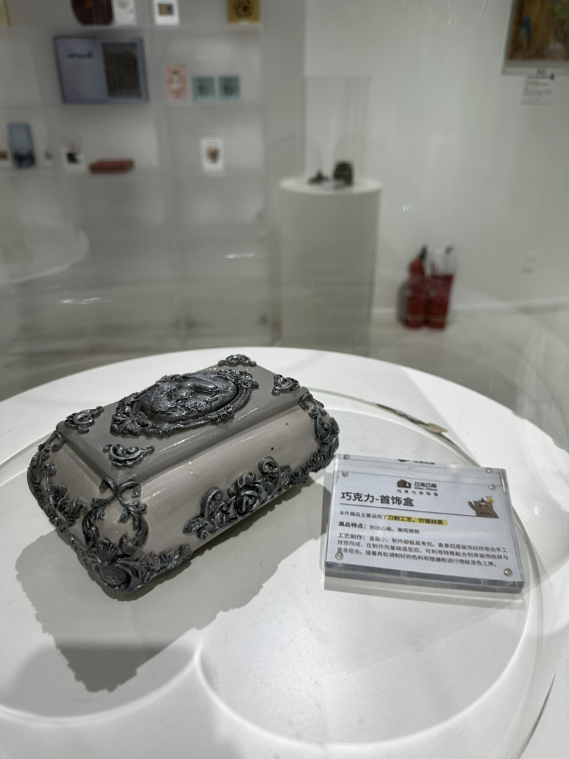 上海豫园巧克力博物馆的特点展品多姿多彩,以下是一些主要的展示类型多样:这里还有用巧克力制作的仿真包包、鞋子、首饰盒,等等