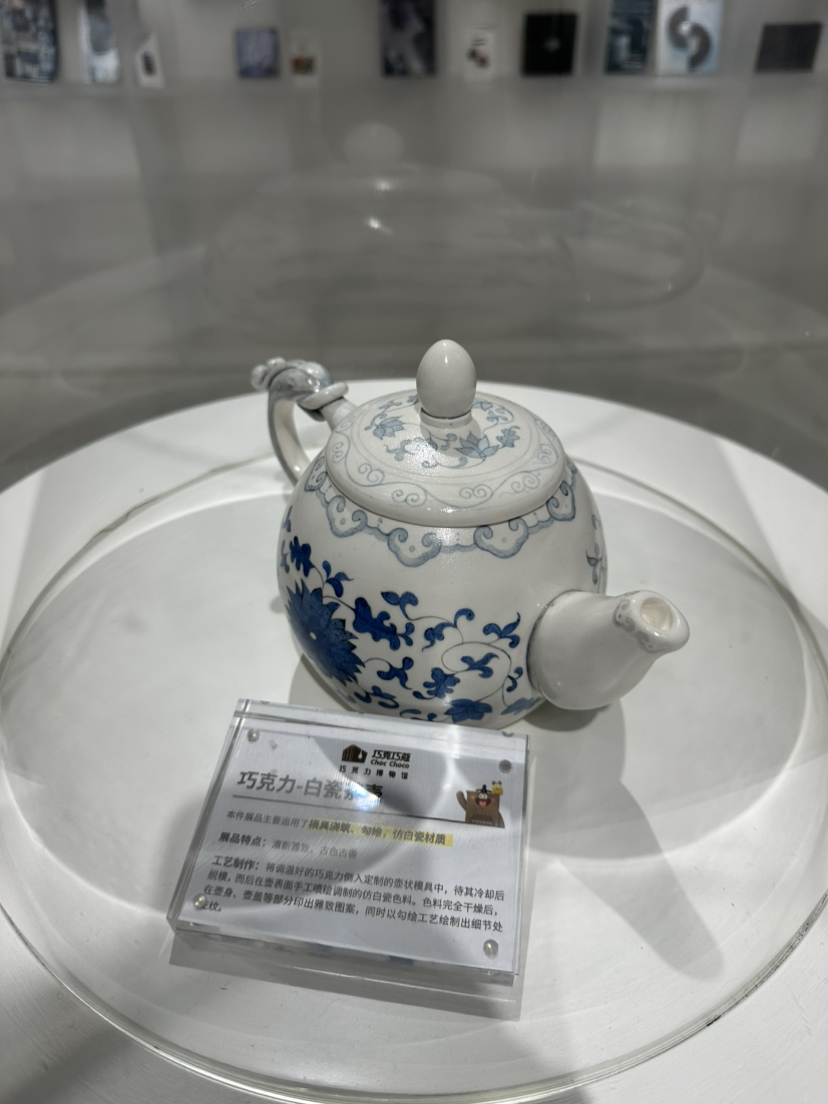 上海豫园巧克力博物馆的特点展品多姿多彩,以下是一些主要的展示类型多样:这里还有用巧克力制作的仿真包包、鞋子、首饰盒,等等