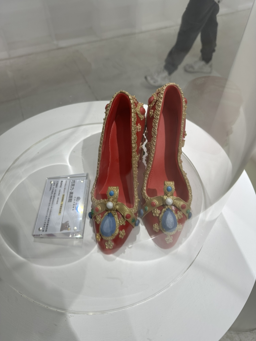 上海豫园巧克力博物馆的特点展品多姿多彩,以下是一些主要的展示类型多样:这里还有用巧克力制作的仿真包包、鞋子、首饰盒,等等
