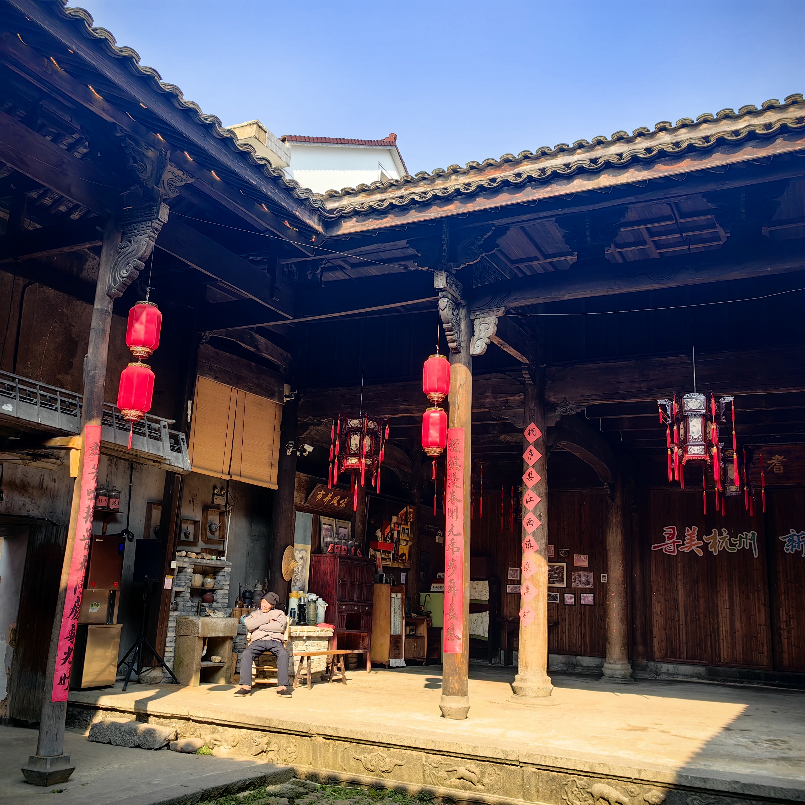 桐庐深澳村,合适打卡的地方。这里住着原来的村民,有着很浓郁的生活气息。这里也小开发了一些商铺,可以赏析一下匠人文化。