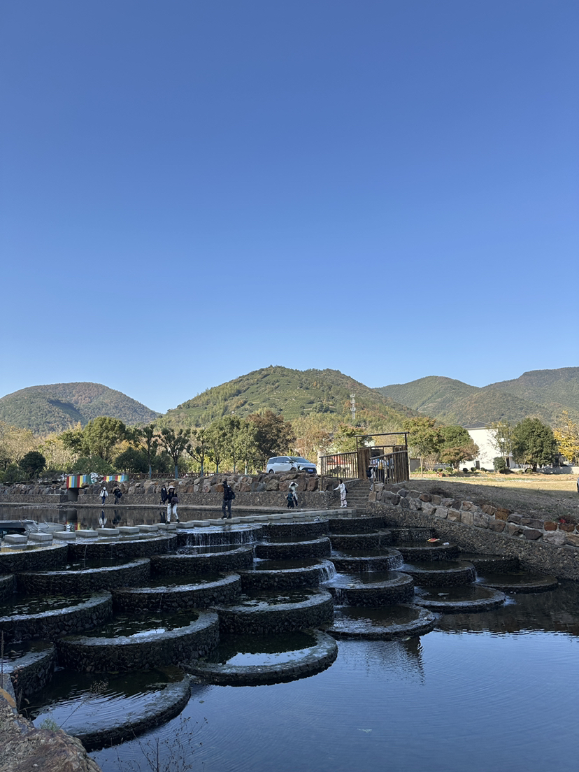 踏入长兴山水间，古道蜿蜒入云深。翠林蔽日溪潺潺，峰回路转景迷人。古迹遗气质犹存，一步一景皆醉心。汗水