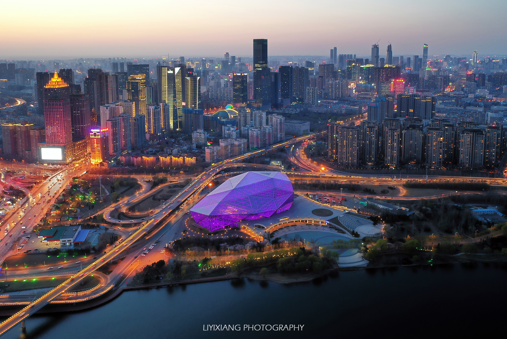 犹如一颗晶莹的大钻石与浑河相映生辉,后方则是沈阳五里河的cbd