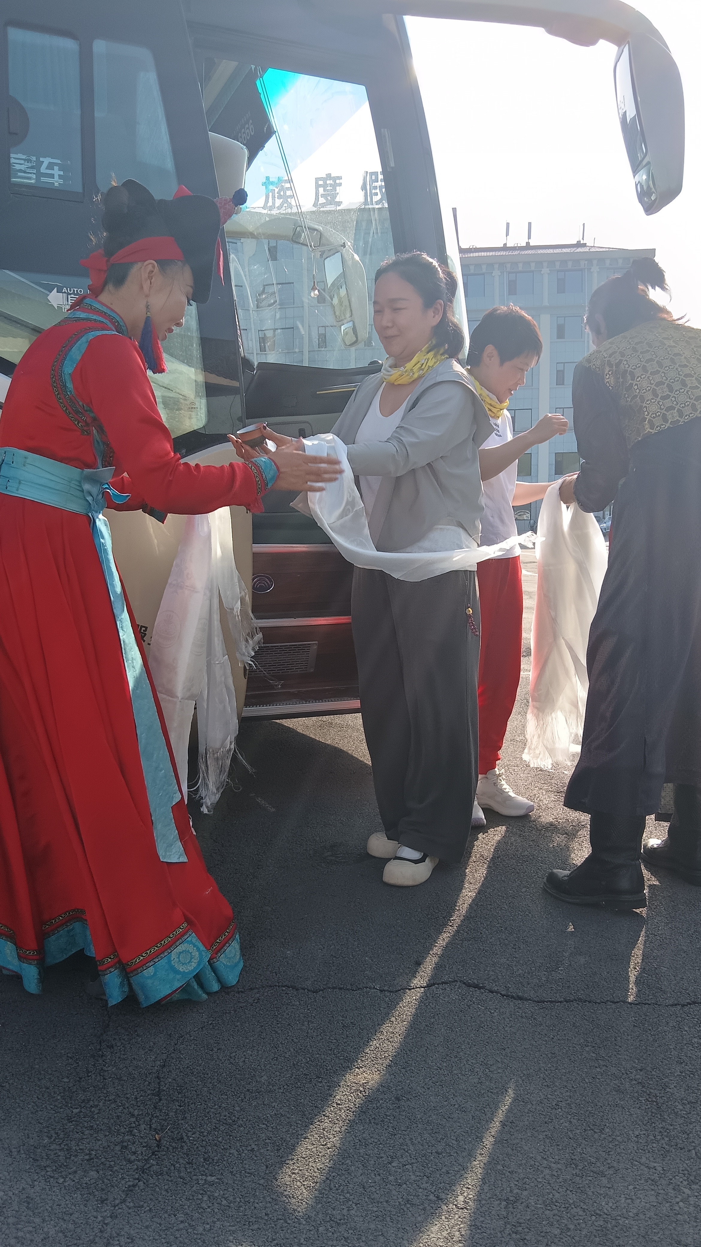 抵达酒店后,蒙古族姑娘,小伙盛装敬上的下马酒,感受草原人的热情好客