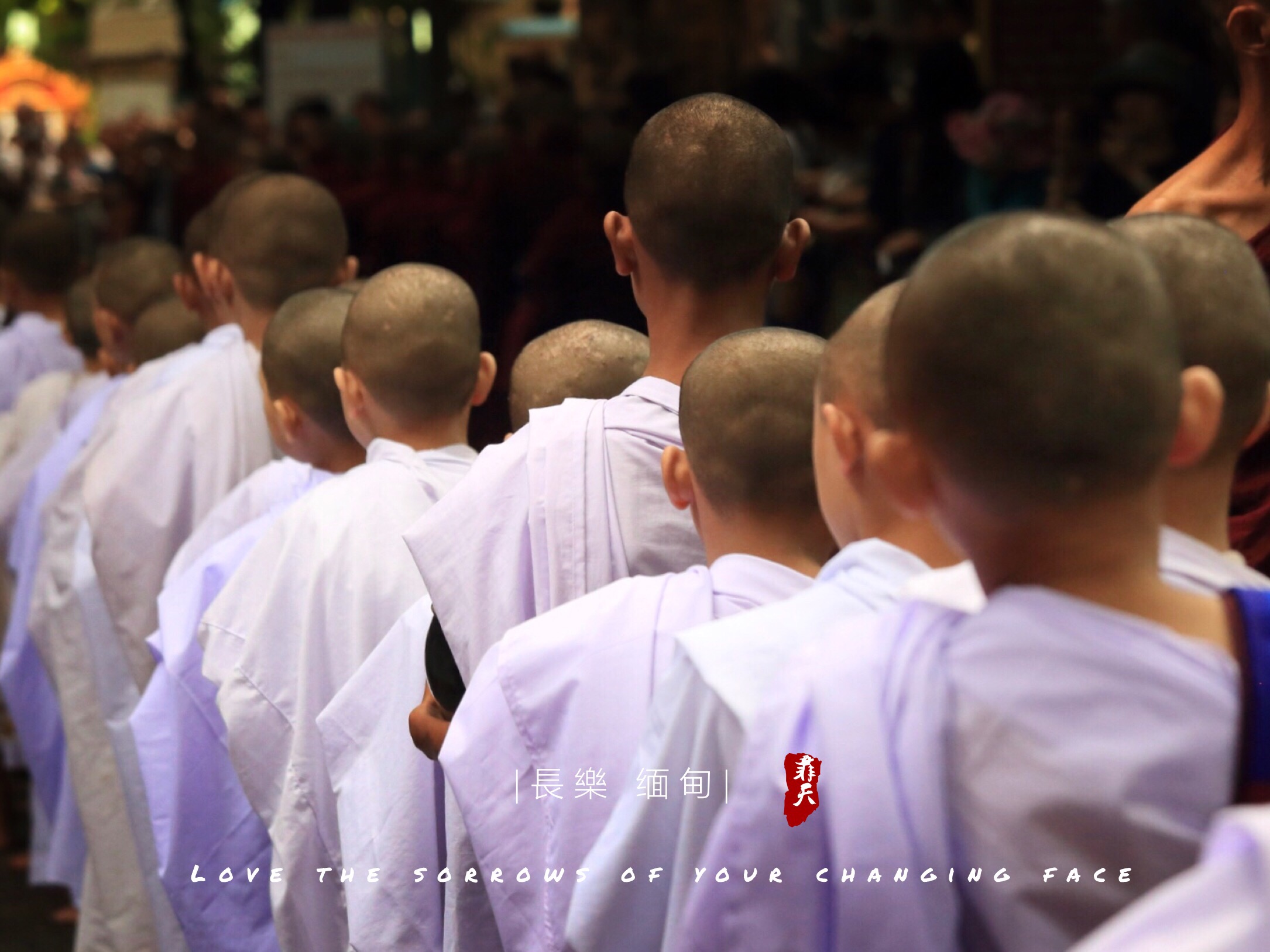 穿白色袈裟的,都是"实习"小沙弥,其中以孤儿居多