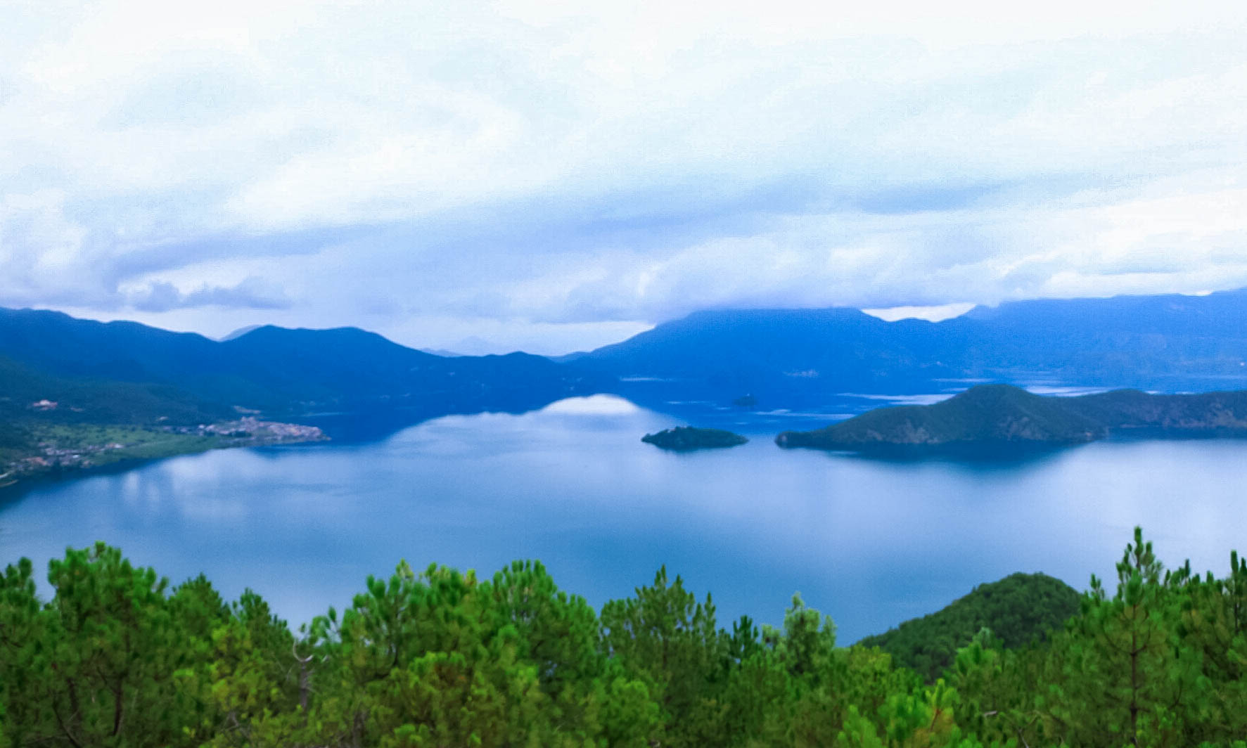 下車至觀景臺俯瞰瀘沽湖全景,僅此一眼,她便深深地留在了我的腦海中.