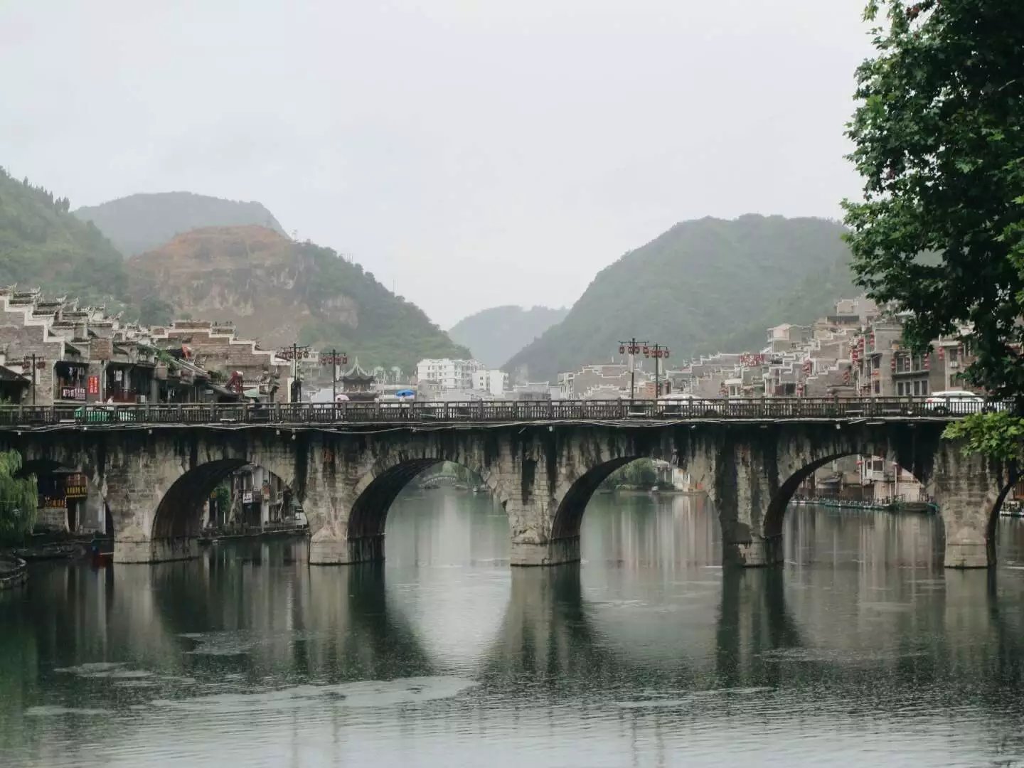 形成了镇远九山抱一水,一水分两城,山水城浑然一体,天人合一的独特