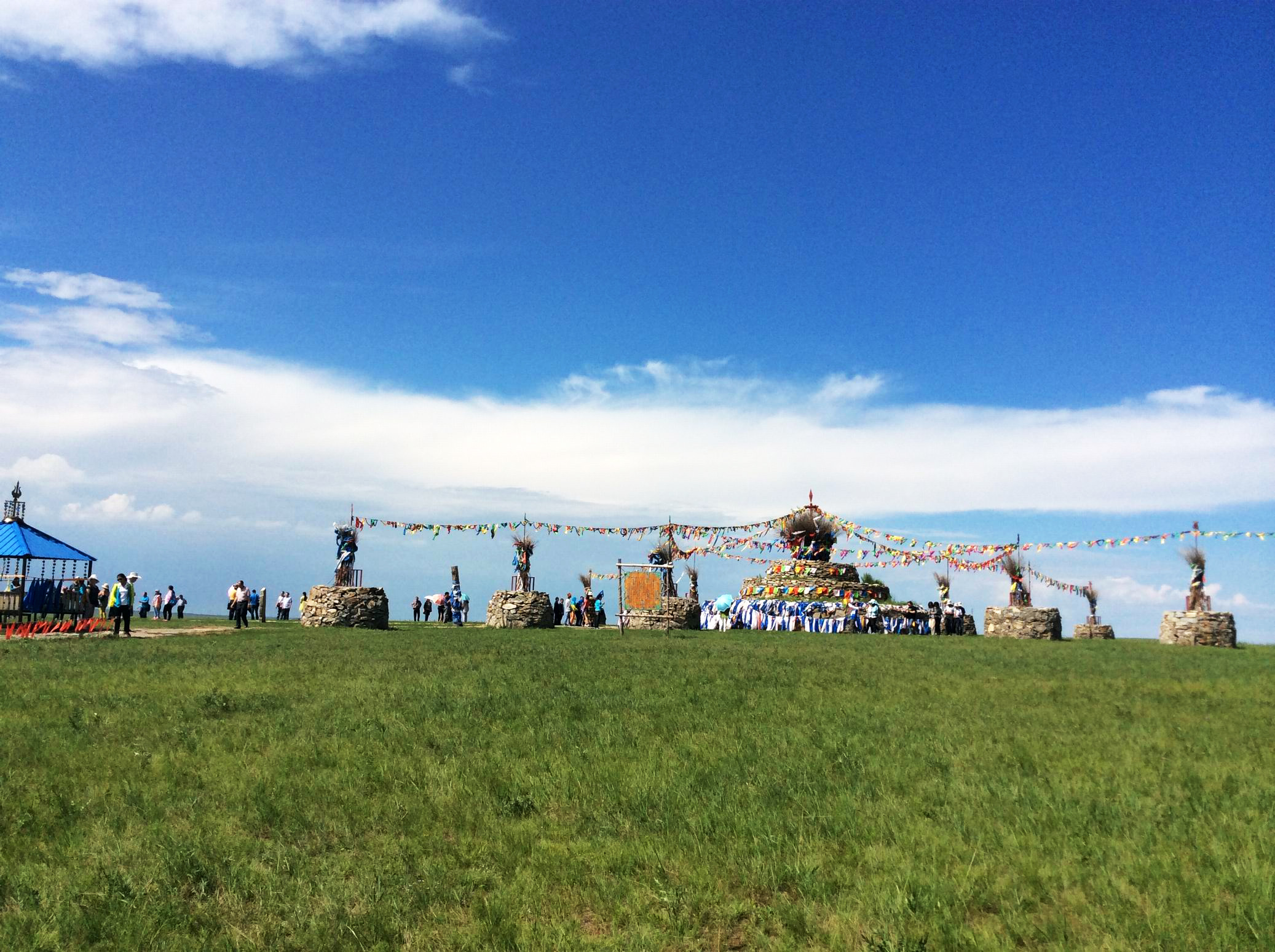 敖包,就是石墩,古时为路标,演变成祭祀的地方.