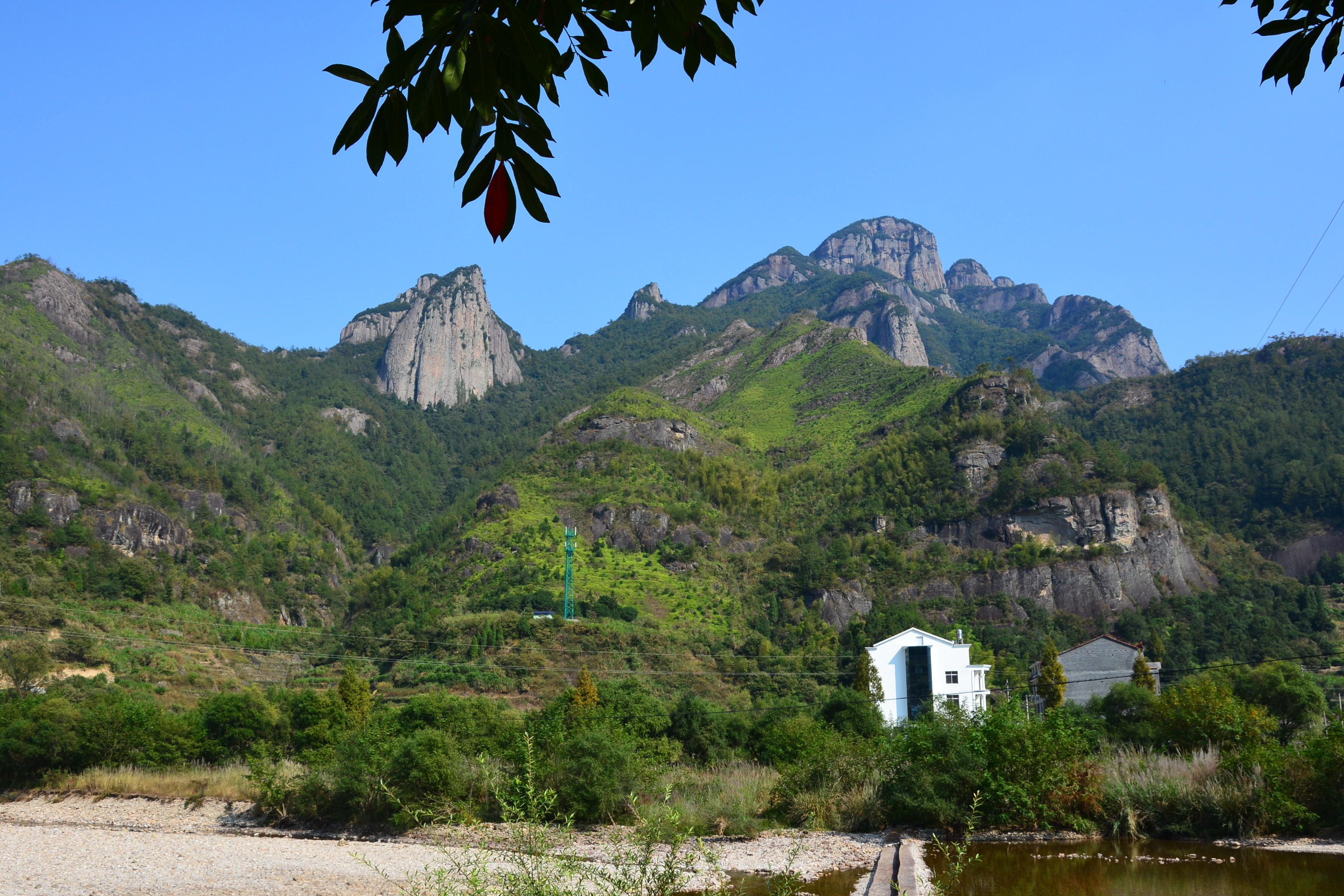 公盂山,仰观擎天付一柱,俯察水田绕人家