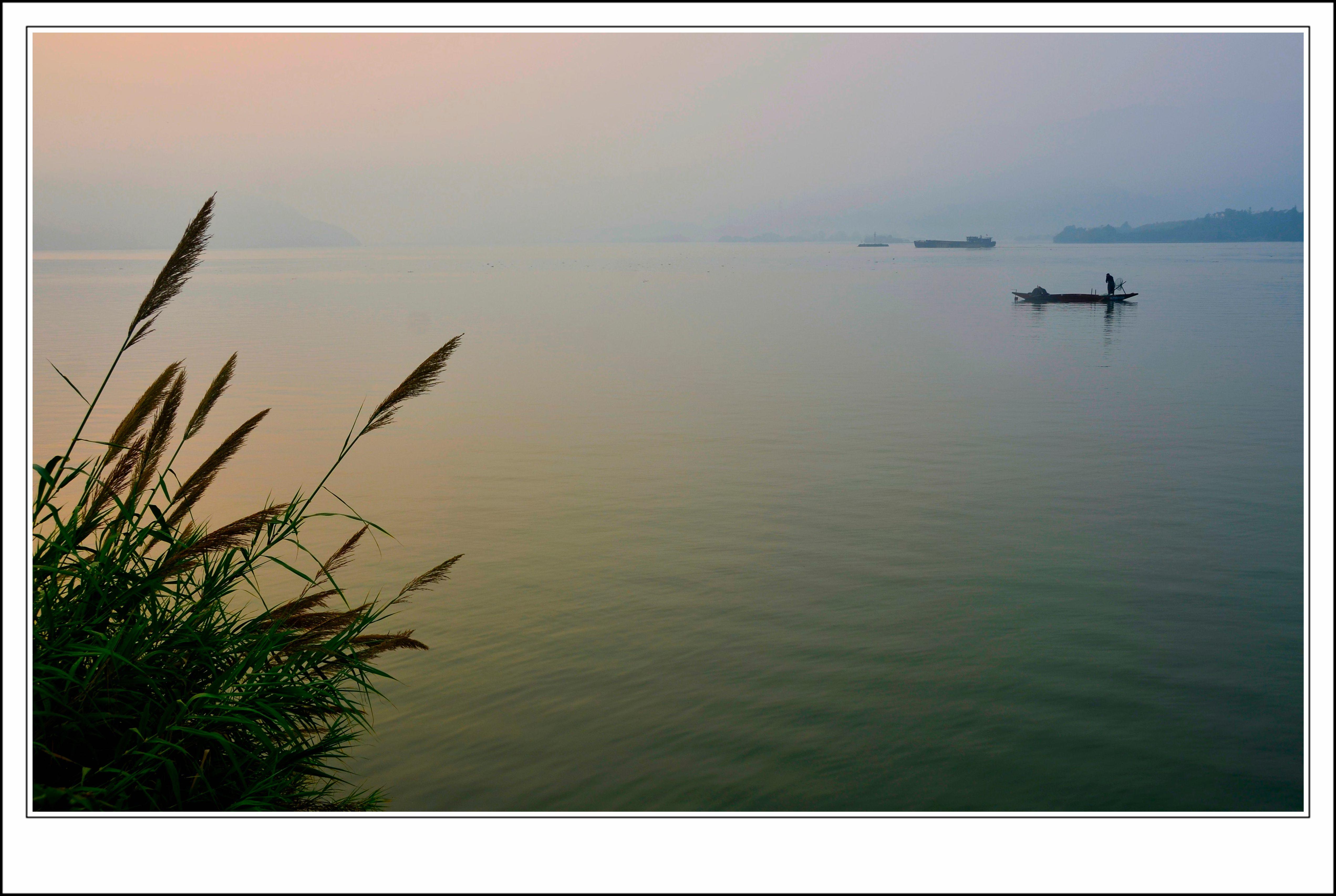 孤舟江景图片