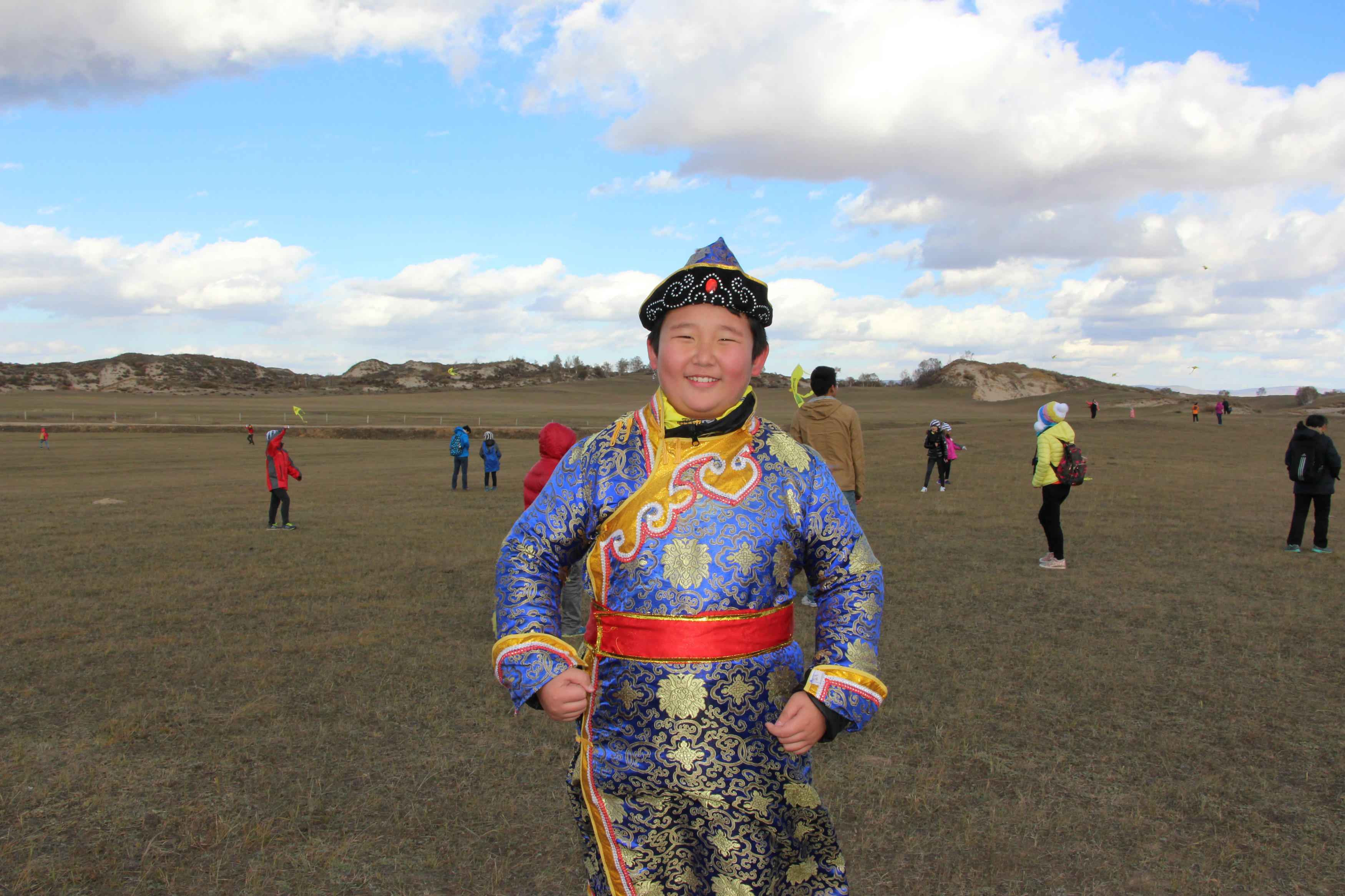 换上蒙古服装,立马变成了蒙古族小朋友