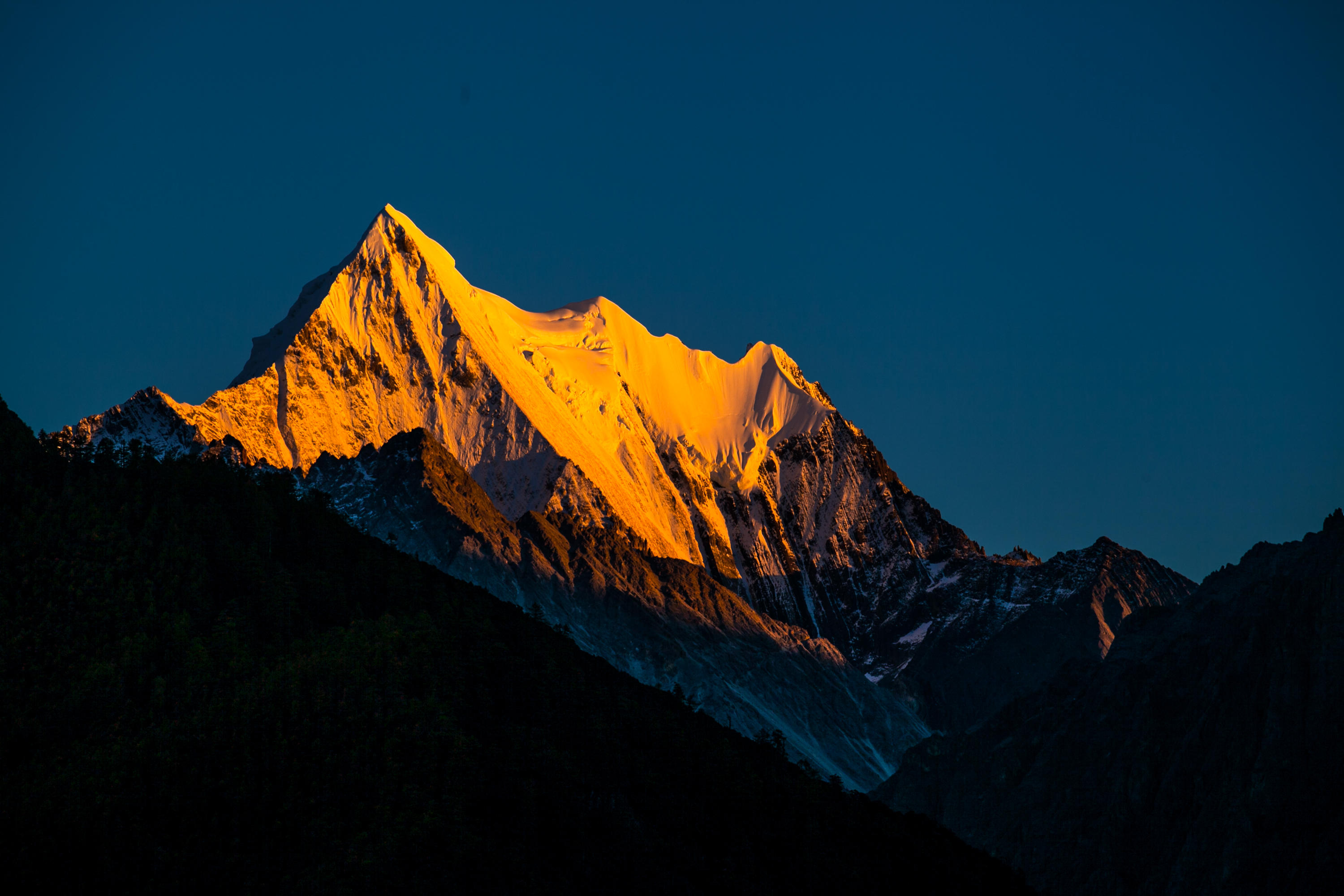 夏诺多吉,日照金山