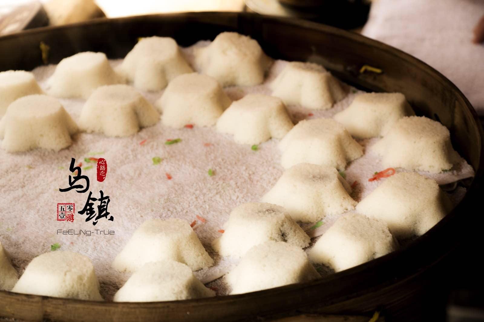 定胜糕的形状为荷花状,外层是精制的香米和糯米粉,味道香糯可口,甜而