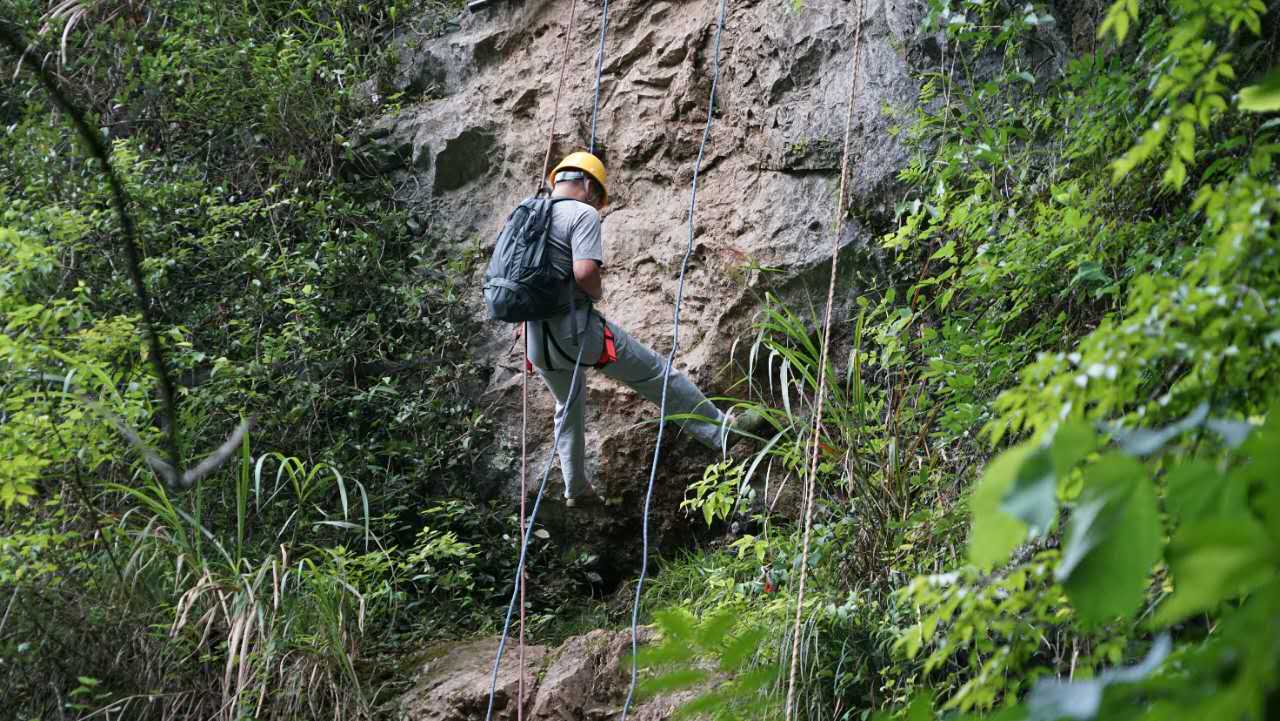 17桐廬紀龍山*探洞,速降,崖降*玩兒的94刺激