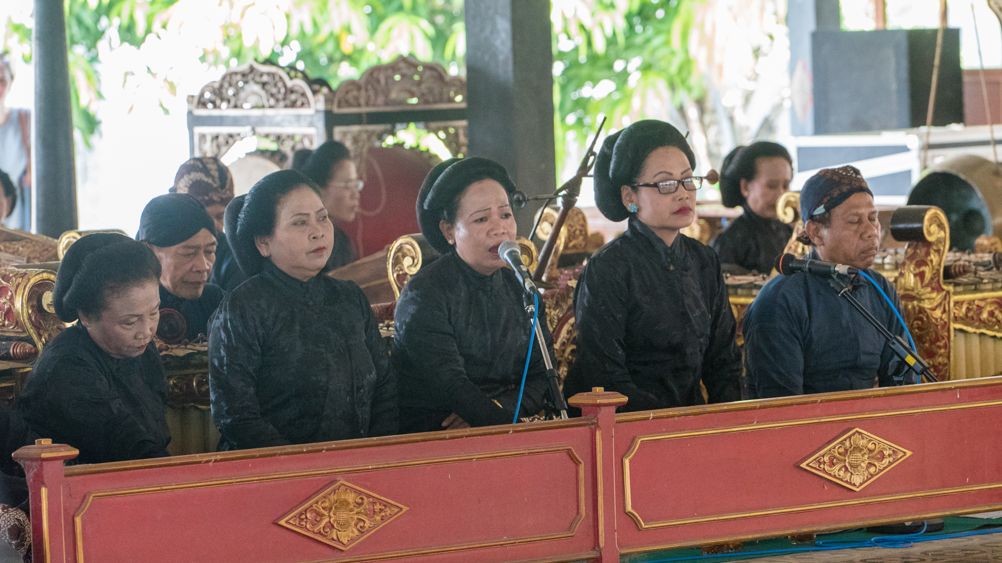 爪哇寻古飙车狂,大叔少女团的印尼文化之旅