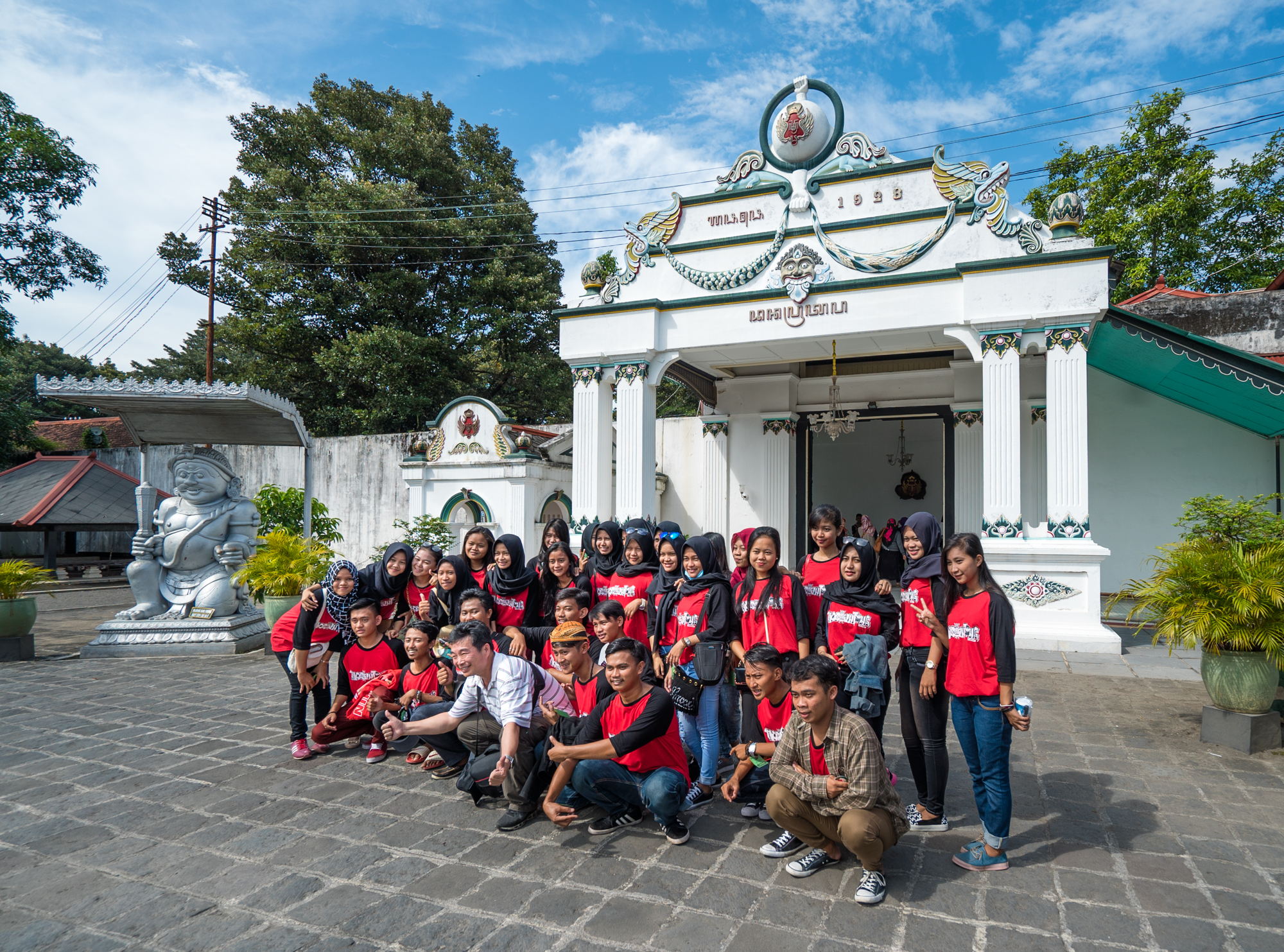 爪哇寻古飙车狂,大叔少女团的印尼文化之旅