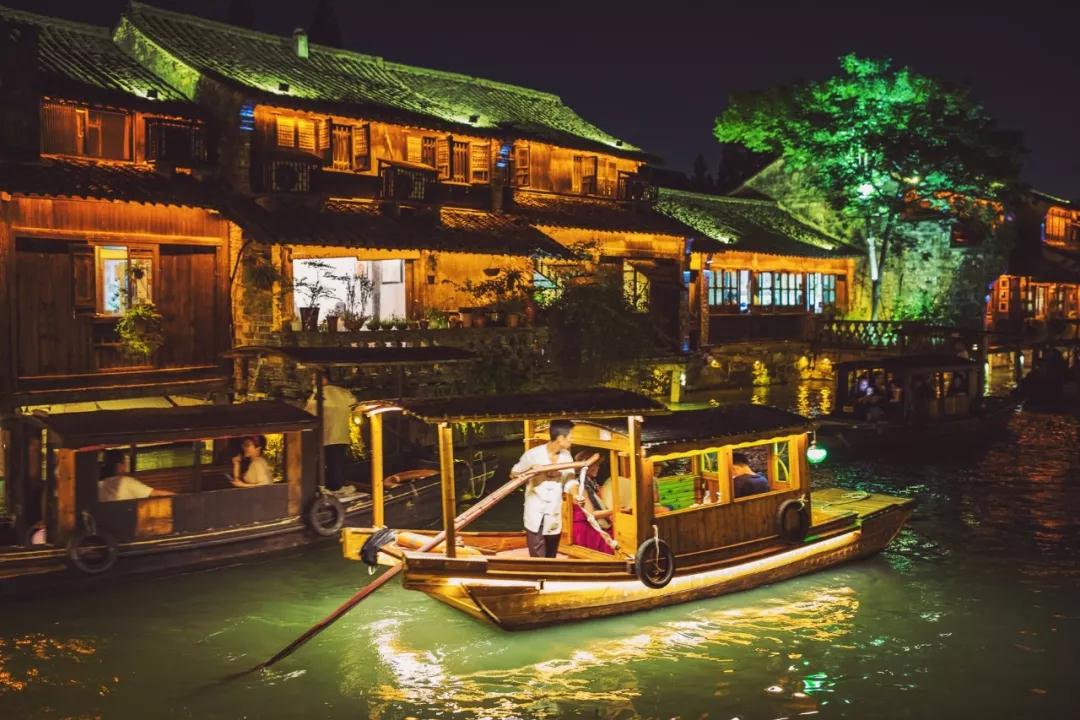 摇橹船是水乡的精灵.乌镇的小河狭窄处宽不过3米,水深不超过2米.