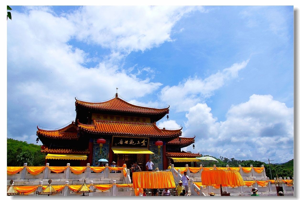 分享到:南山文化旅游区 金玉观音阁里面供奉着世界上最昂贵的金玉观音