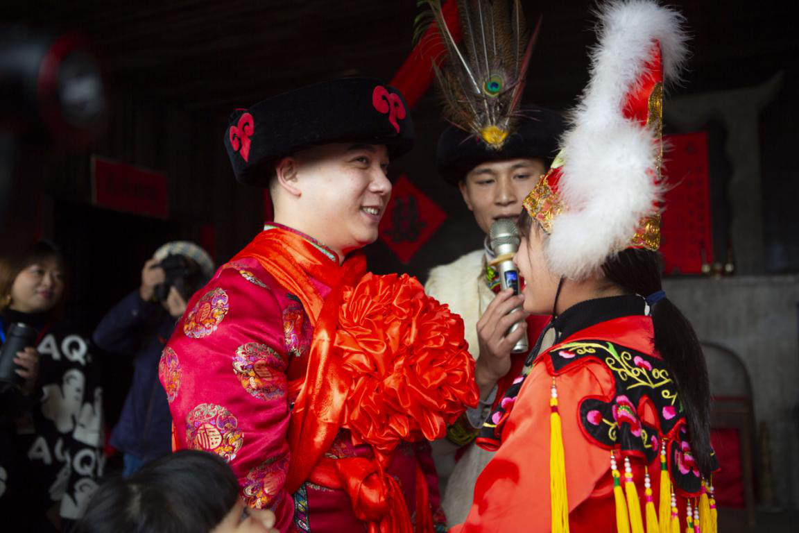 果然,跟咱们汉族婚礼太不一样了,现代汉族结婚多随西方,但羌族婚礼