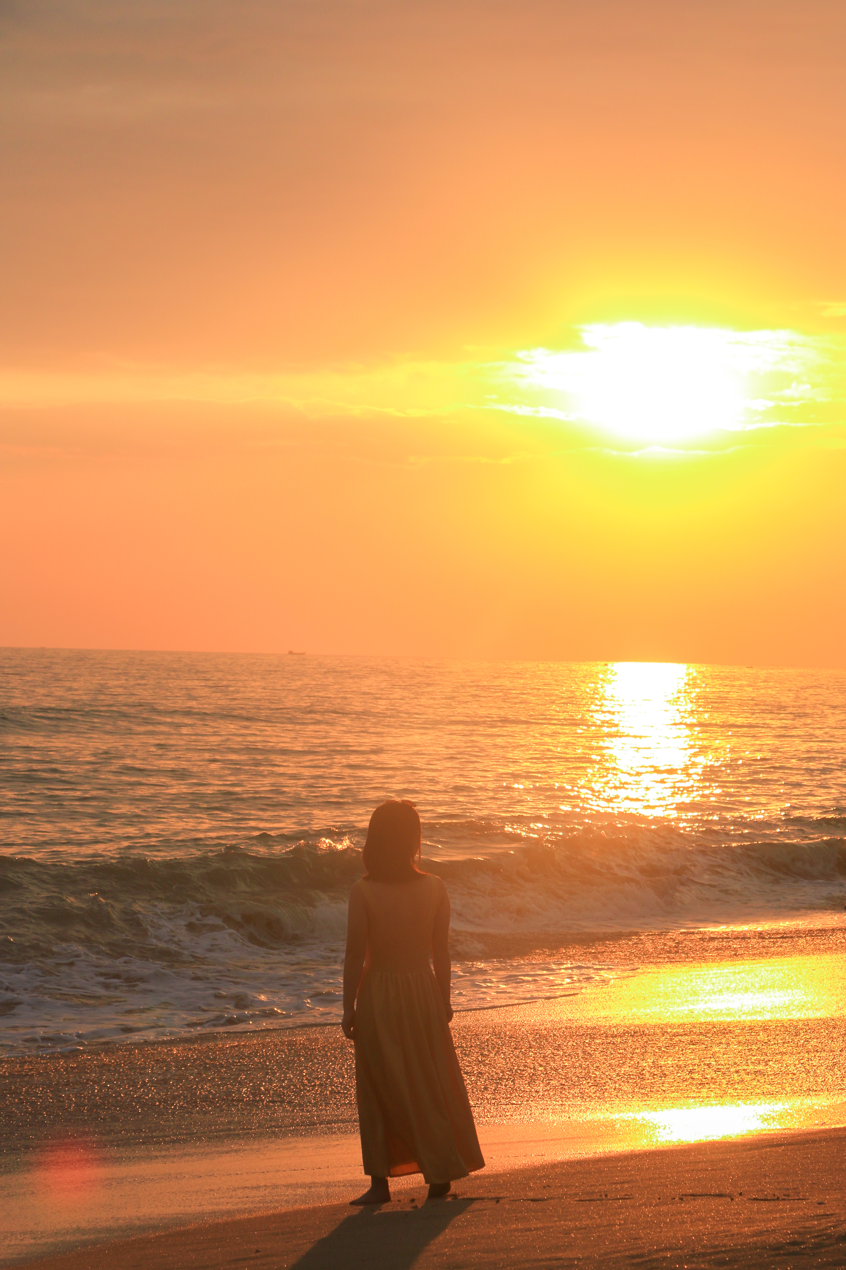 看过无数的海边日落,每一次遇到夕阳洒在海面上都为之沉醉.