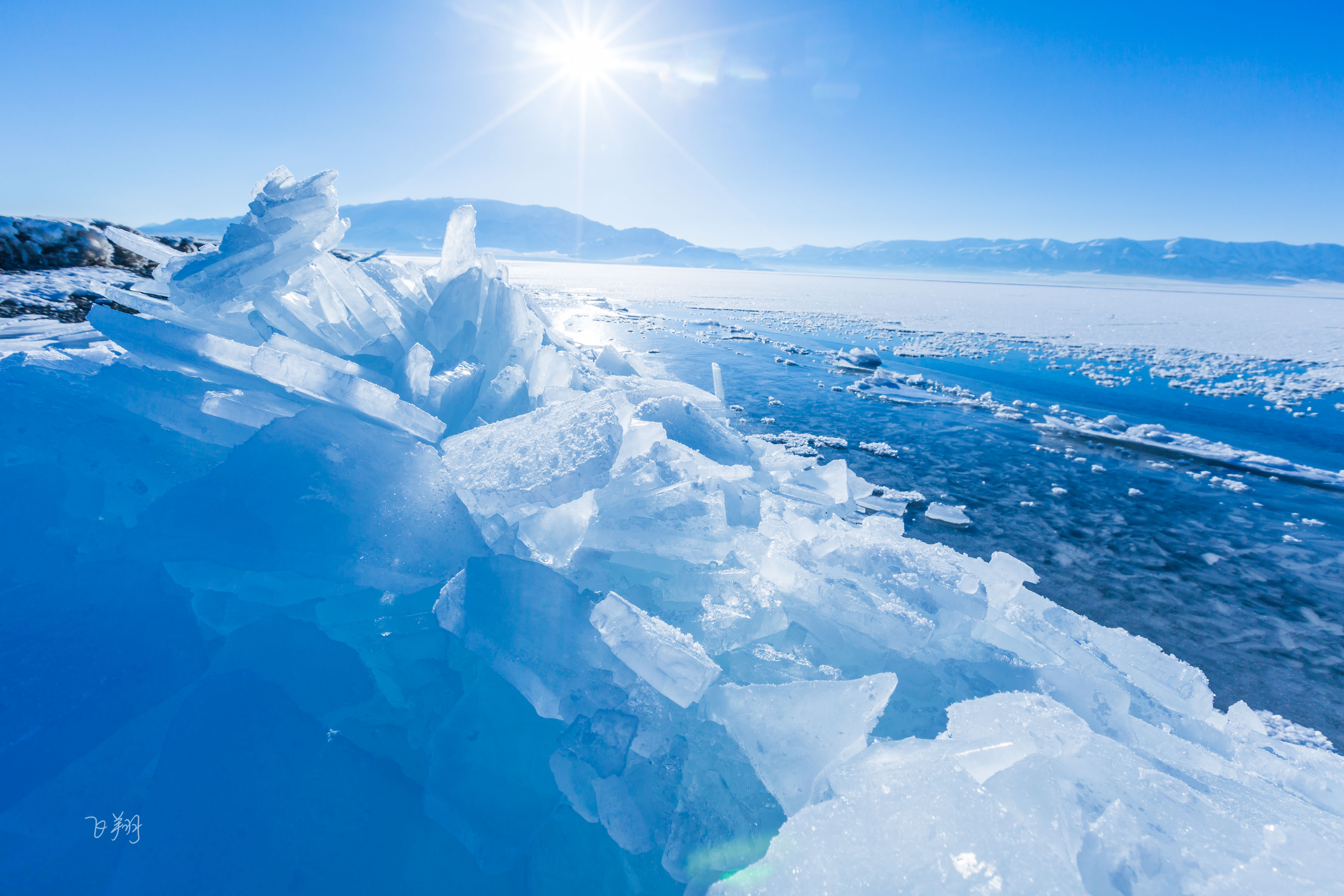 分享到:冬天的普莫结成了蓝色的冰湖,浪花层层冻成淡蓝的冰花,走到湖