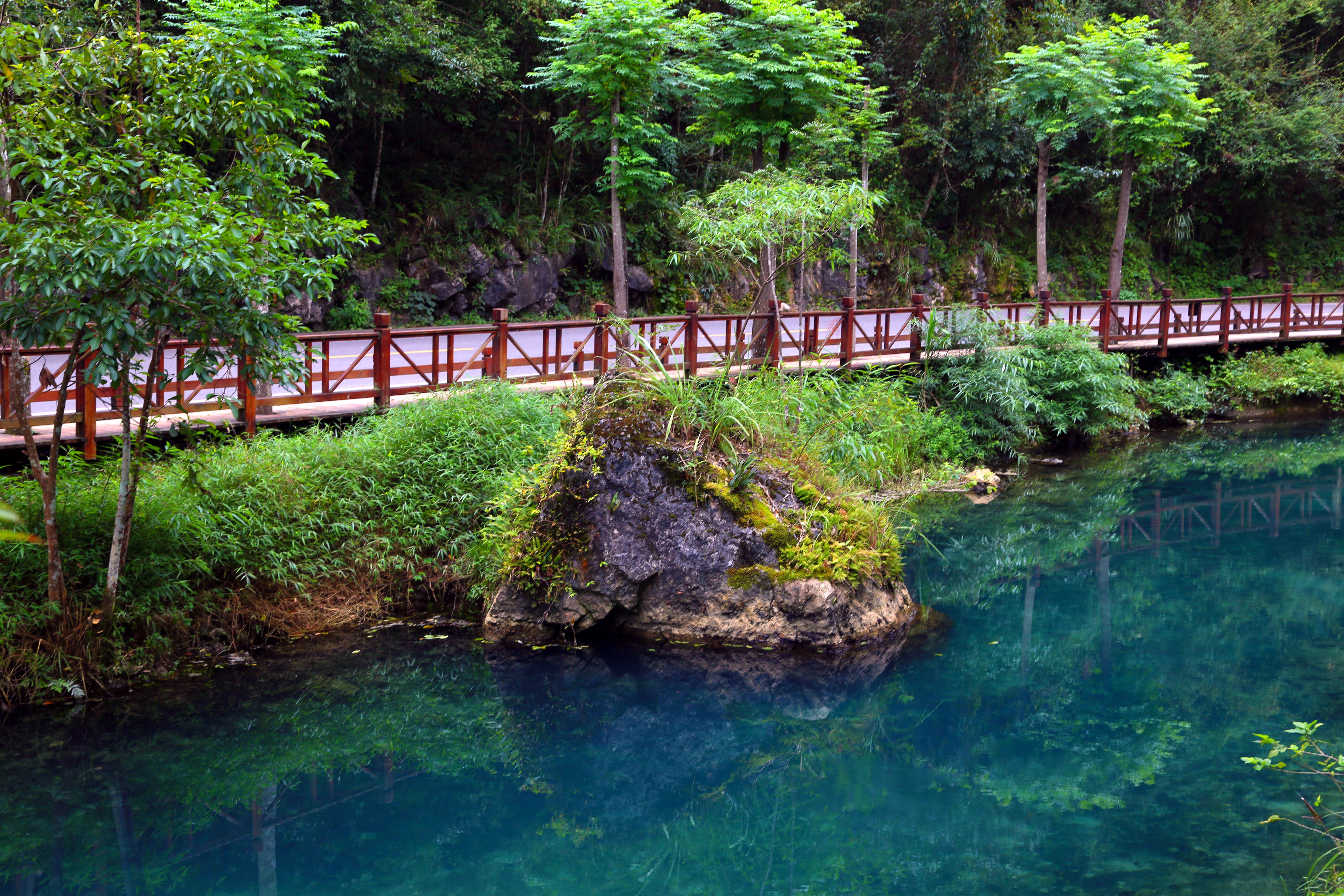 小七孔風景區位於貴州省荔波縣城南部30餘公里的群峰之中,距大七孔