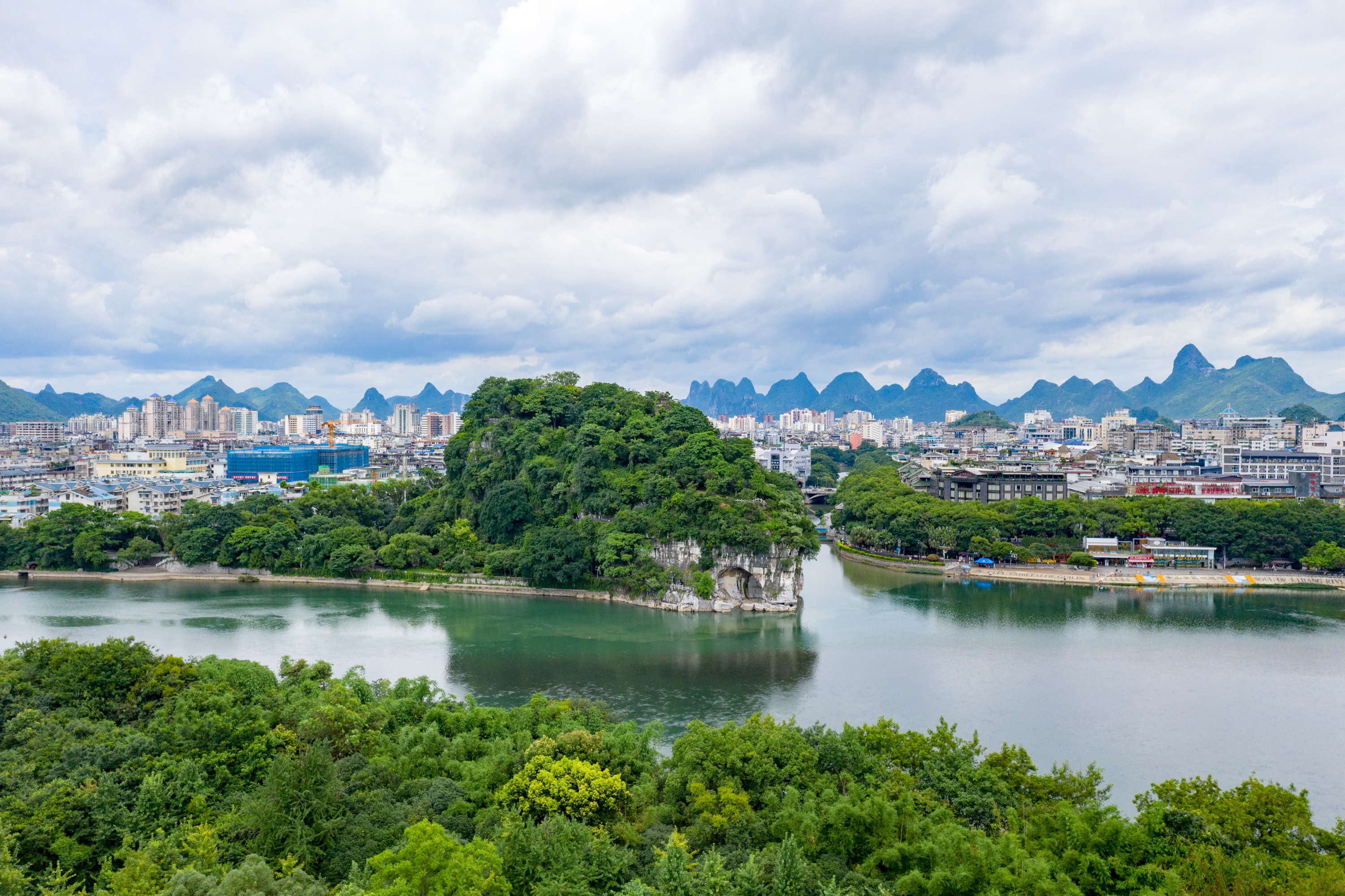 訾洲岛,位于百里画廊漓江的核心区,是漓江上最著名的一座洲岛,它与