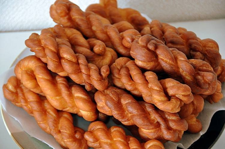 馓子麻花:是护国寺清真小吃的精品,工艺流程繁杂,其特点是颜色棕黄