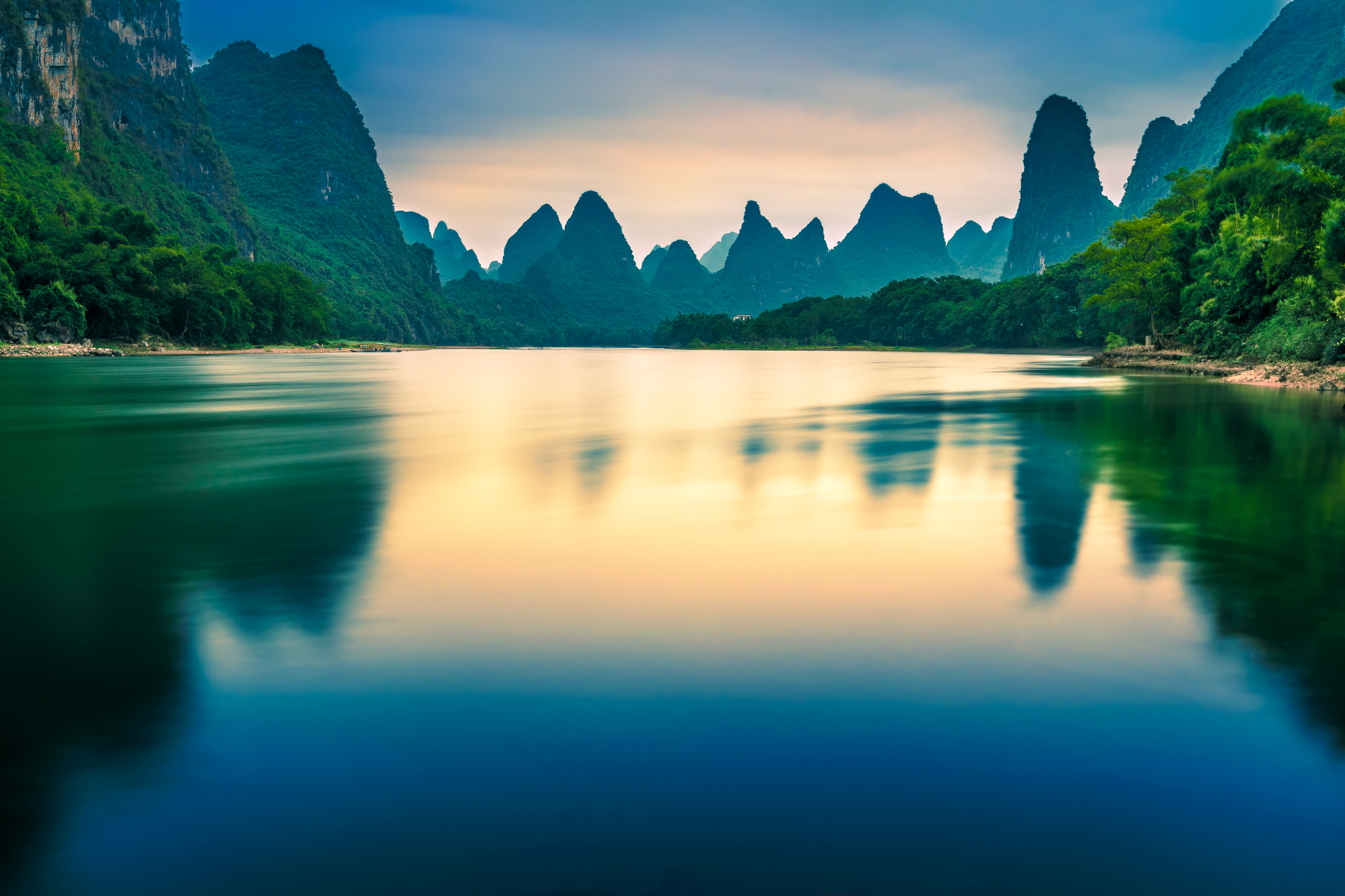 您好,因為夏季是桂林的雨季,降雨量集中在4,5,6,7月,在雨霧煙嵐之中